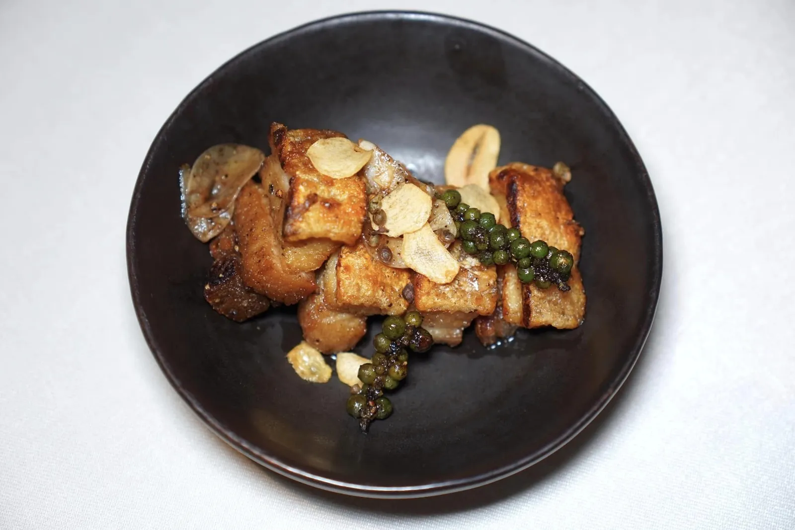 Crispy Pork Belly with Four Peppers หมูกรอบสี่สหาย หมูกรอบเคี้ยวง่าย ไม่อมน้ำมัน ปรุงด้วยพริกไทยให้ทั้งรสชาติเผ็ดเบา ๆ และกลิ่นหอมชวนชิม