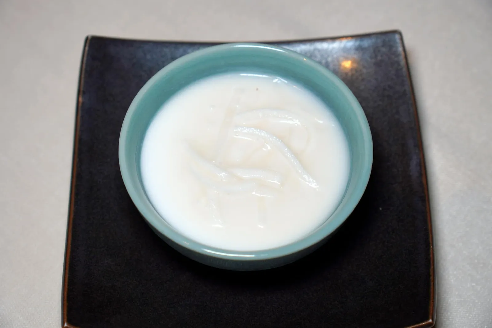 Coconut Custard พุดดิ้งมะพร้าว อีกถ้วยหนึ่งคือพุดดิ้งมะพร้าวมีลักษณะคล้ายเต้าฮวยช่วยล้างปากดับรสชาติเผ็ดจัดจ้านจากสำรับเมนคอร์สได้ดี