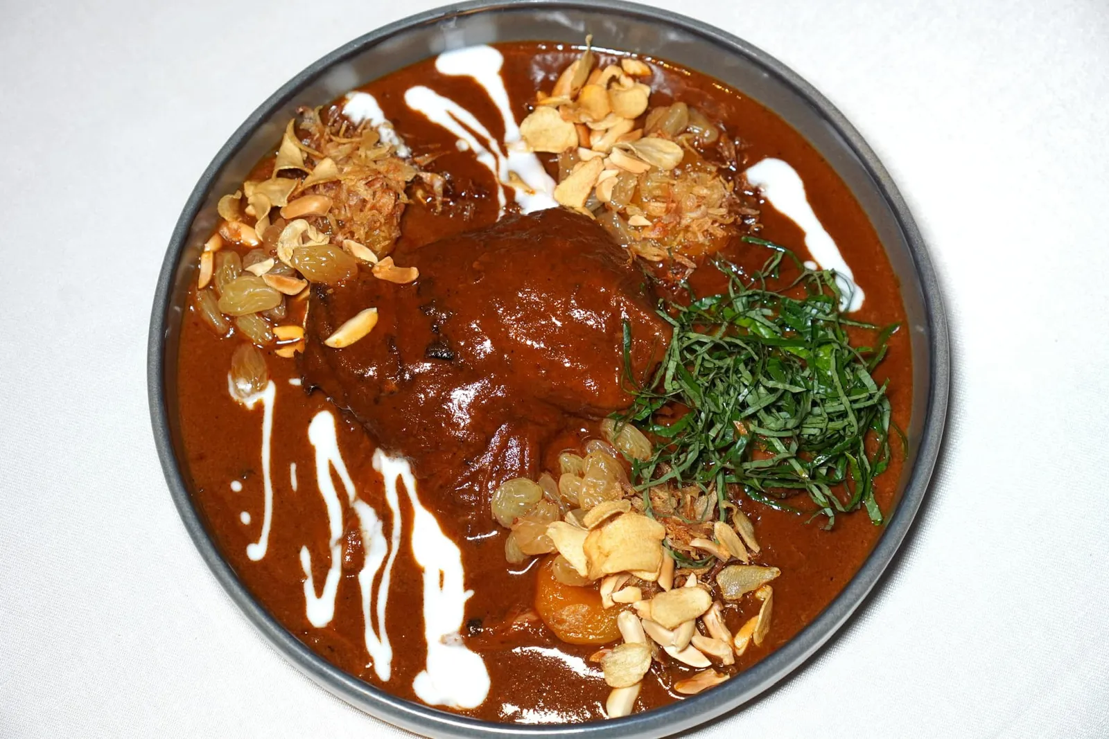 “Gaeng Kaek” of Duck Leg แกงแขกขาเป็ดและผลไม้แห้ง แกงแขกเป็นแกงกะทิเสิร์ฟมาในจานขนาดใหญ่โดยมีความหอมของสมุนไพร ความหวานและหนึบของผลไม้แห้งเข้ากันดีกับขาเป็ดน่องโต
