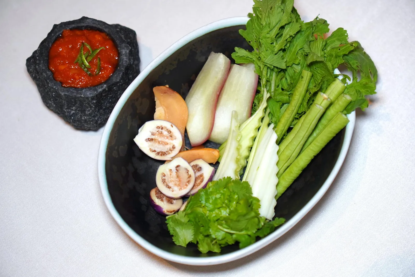 Fried Chili Relish of Kaffir Lime Peel น้ำพริกผิวมะกรูดผัด น้ำพริกผัดมีรสชาติขมเบา ๆ ของผิวมะกรูดตัดกันกัยความเข้มข้นและจัดจ้าน เชฟเสิร์ฟมากับผักสดนานาชนิด