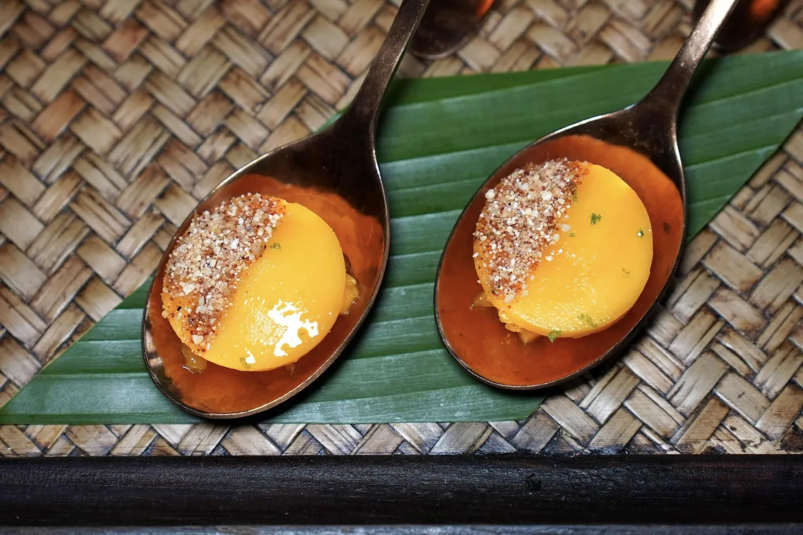 Amuse-Bouche ของว่างเรียกน้ำย่อย เริ่มต้นด้วยของว่างเรียกน้ำย่อยอย่างมะม่วงมหาชนกหวานฉ่ำตัดรสชาติด้วยความเผ็ดของพริกเกลือ ด้านล่างยังมีมะม่วงที่หั่นเต๋ามาเพื่อให้มีเนื้อสัมผัสที่แตกต่างกัน
