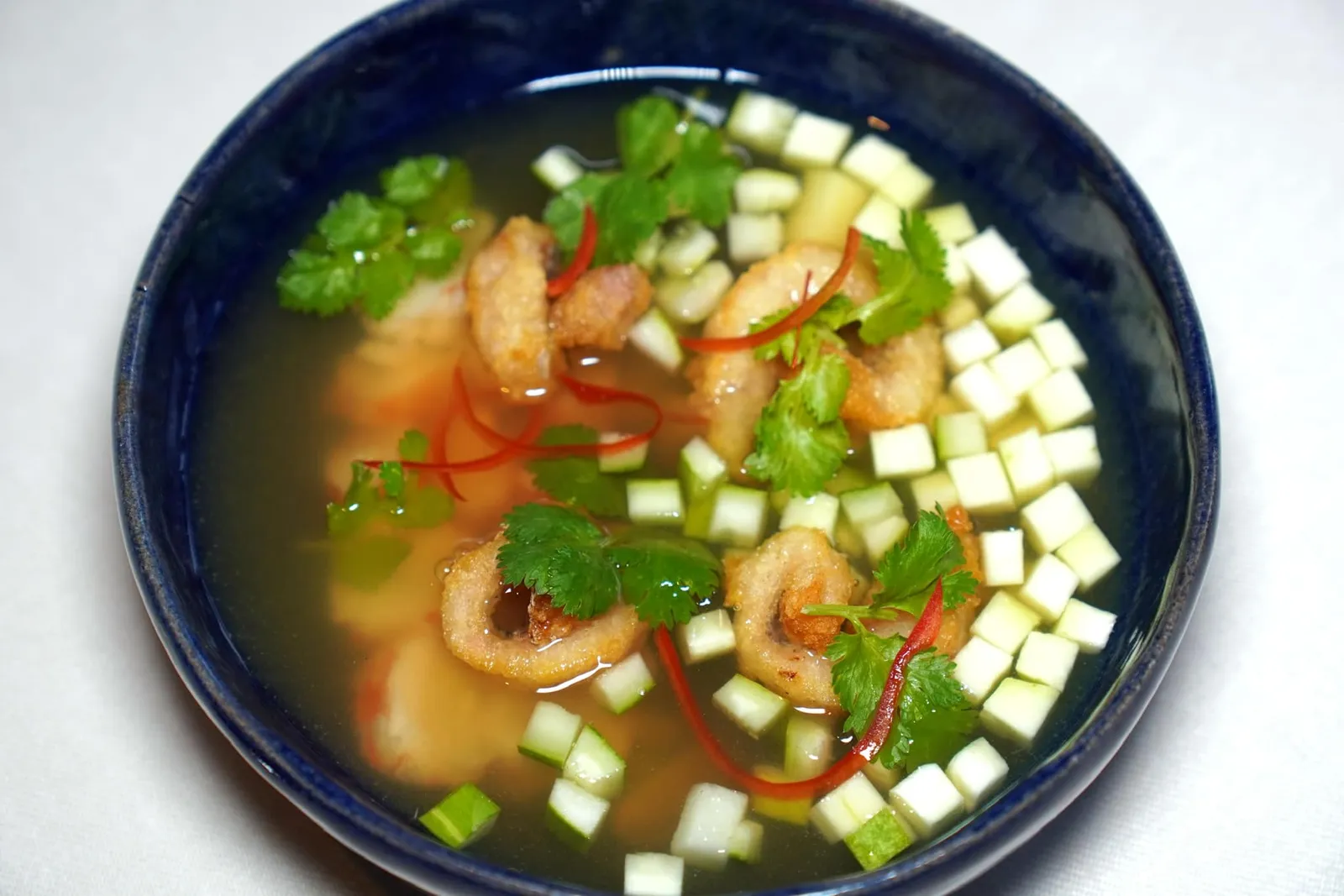 Tom Yum Khmer ต้มยำขแมร์ ต้มยำสูตรดั้งเดิมที่มีตำรับมาจากเขมร เชฟนำเสนอมาเป็นซุปเย็นจับคู่กับทั้งเนื้อปลาและเนื้อกุ้ง นอกจากนี้ยังมีความกรอบของแตงกวา ในส่วนของรสชาตินั้นจะไมไ่ด้จัดจ้านแบบไทยแต่จะมีอโรหอม ๆ เป็นเอกลักษณ์นั่นเอง