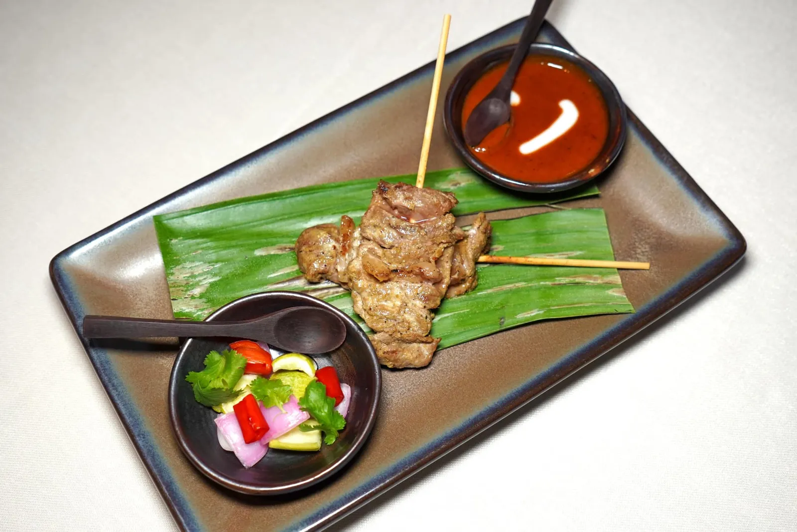 Grilled Deer Satay เนื้อกวางสะเต๊ะลือ สะเต๊ะลือเป็นเมนูที่ได้รับอิทธิพลมาจากชาวชวา ทางร้านนำเนื้อกวางไปย่างจนสุกกำลังดี จับคู่กับซอสสะเต๊ะและน้ำอาจาดรสเด็ด