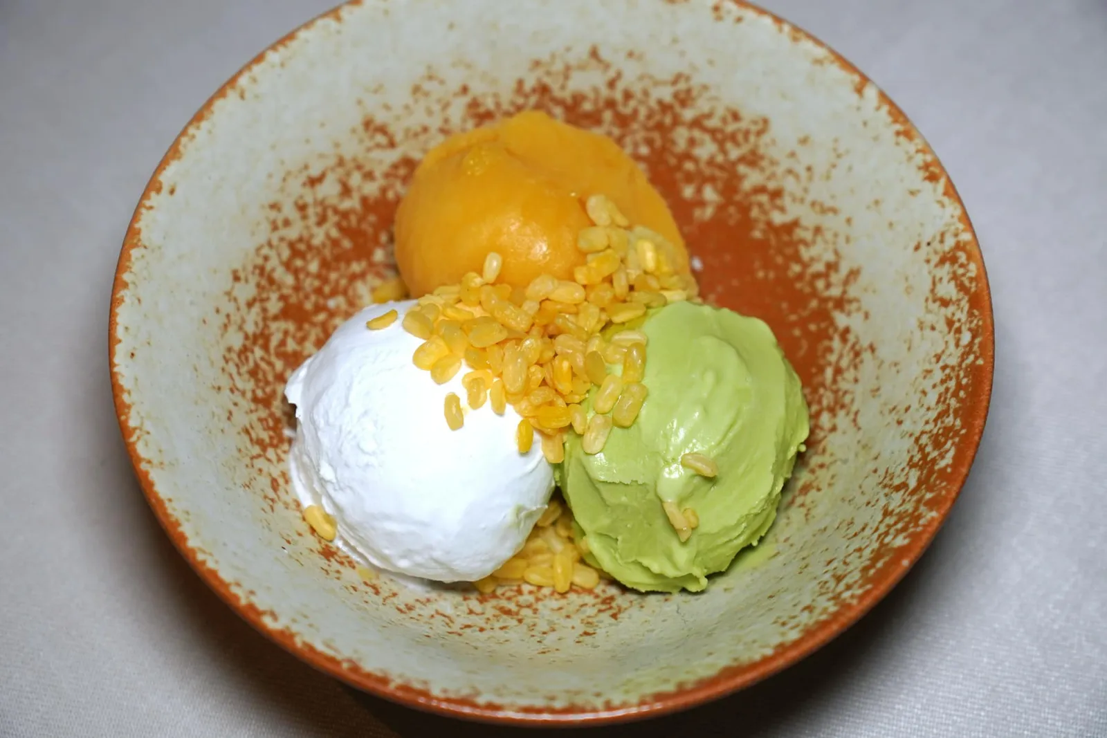 Ice Cream and Sorbet ไอศกรีม ของหวานจานแรกประกอบไปด้วยไอศกรีมและซอร์เบท์รสชาติต่าง ๆ อย่างไรก็ตามไอศกรีมใบเตยสีเขียวดูจะมีความที่ค่อนข้างโดดไปนิด
