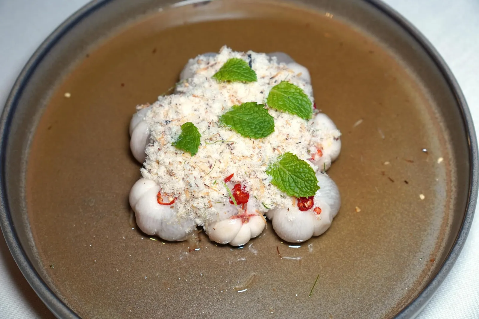 Mangosteen มังคุดยำกะทิ มังคุดคุณภาพดีมีความหวานและฉ่ำโรยด้านบนด้วยกุ้งป่น เชฟปรุงรสด้วยพริกซอยก่อนจะราดด้วยน้ำยำขาวสูตรพิเศษที่มีครบรสชาติทั้งเปรี้ยวหวานเค็มและเผ็ดที่ลงตัว