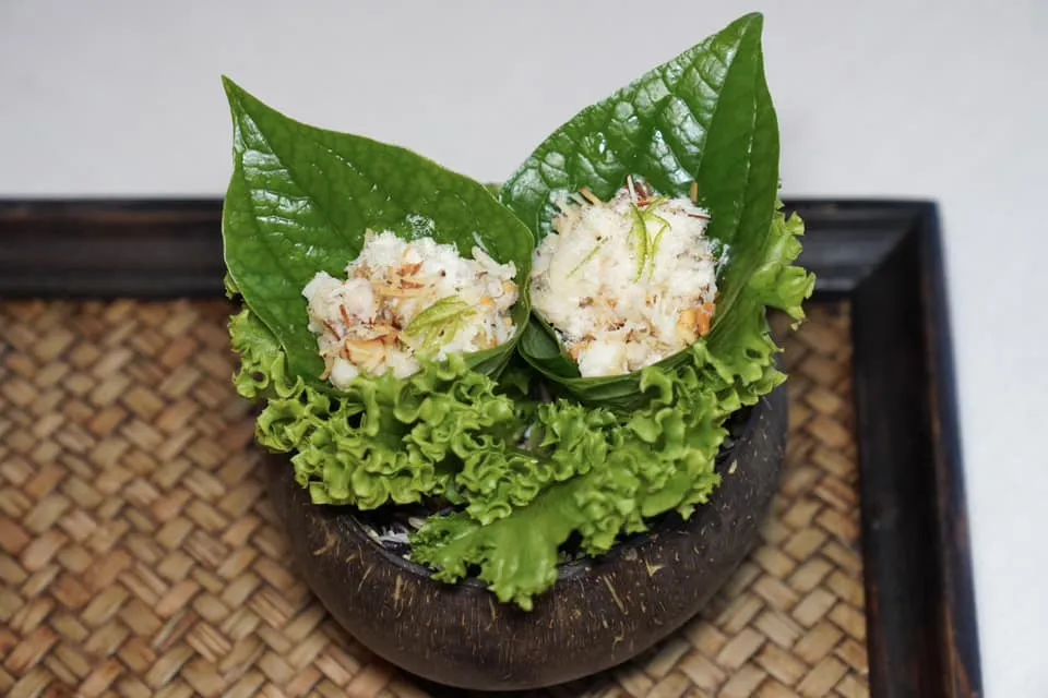 Amuse-Bouche ของว่างเรียกน้ำย่อย ปิดท้ายด้วยเมี่ยงปลาแนมเสิร์ฟมาพร้อมรับประทาน เคี้ยวไปจะมีเนื้อสัมผัสของทั้งมะพร้าว ถั่วลิสง และใบชะพลู ส่วนซอสเมี่ยงก็ให้รสชาติที่เข้มข้นไม่เบา