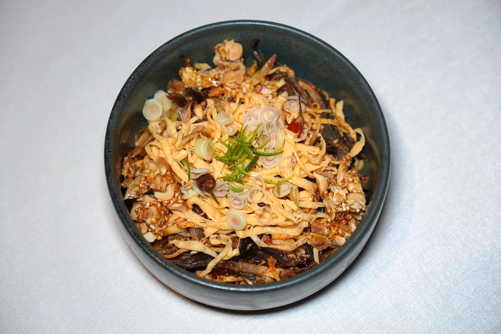 Coal Roasted Banana Blossom ยำหัวปลีมะม่วงเขียว เพิ่มความจัดจ้านให้กับสำรับด้วยยำหัวปลีให้กลิ่นเฉพาะตัวจับคู่กับความเปรี้ยวและความกรอบของมะม่วงเขียว