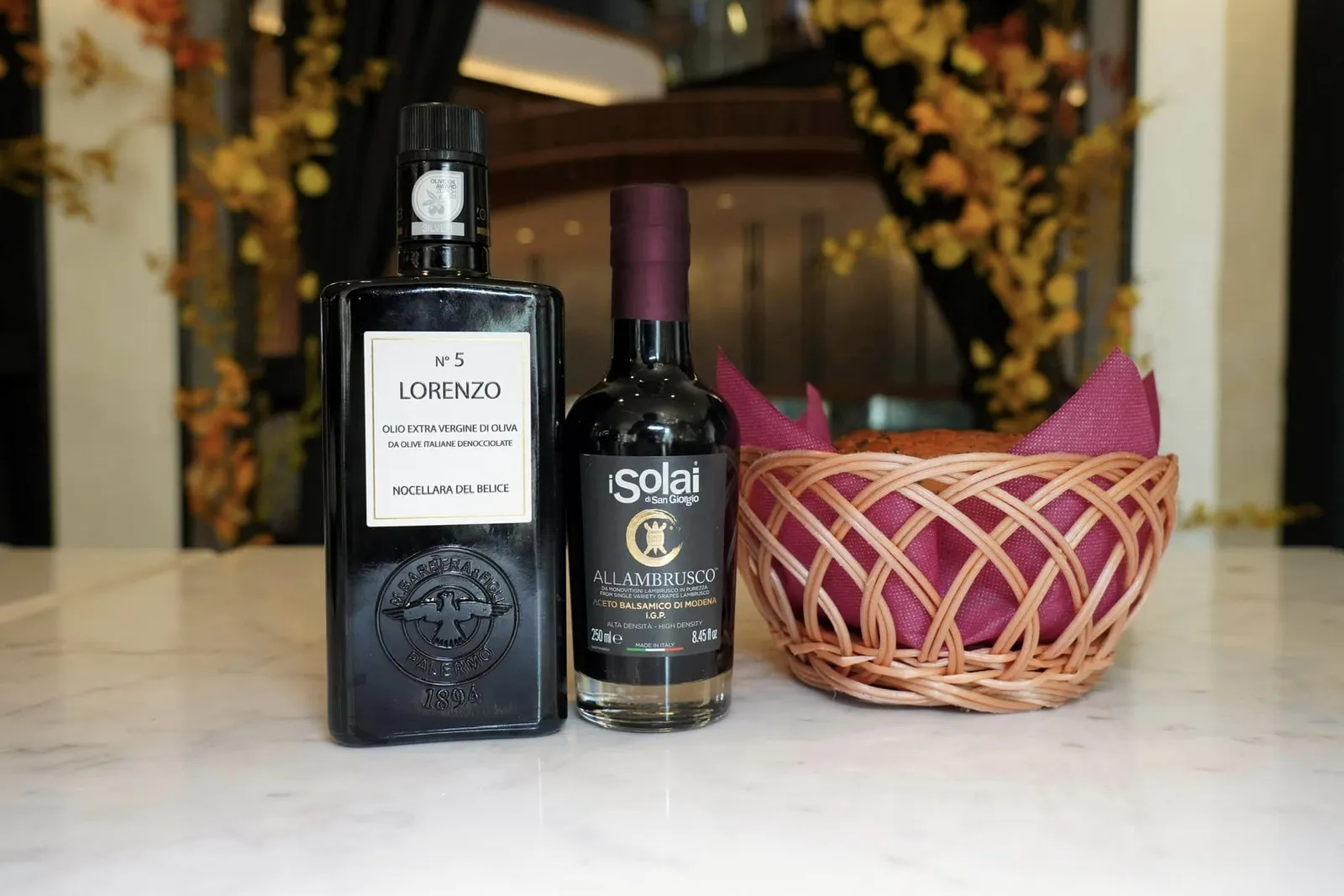 น้ำมันมะกอกเอ็กซ์ตร้าเวอร์จิ้นแบรนด์ Lorenzo No.5 และน้ำส้มสายชูบัลซามิค Solai di San Giorgio