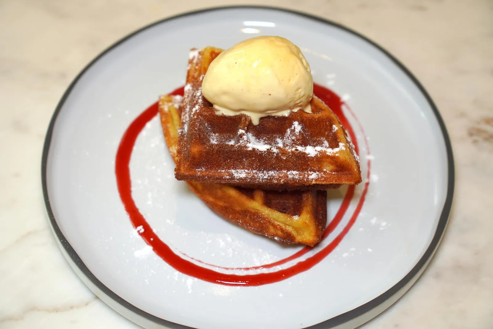WAFFLE CON GELATO ALLA VANIGLIA (280++) waffle with vanilla ice cream พิเศษโปรโมชั่นเพียงแจ้งพนักงานหน้าร้านเมื่อเข้าใช้บริการว่ามาจากเพจรีวิวตามล่า Fine Dining รับฟรีทันที Waffle กรอบ ๆ เสิร์ฟมาคู่กันกับไอศกรีมวานิลลา (12/20)