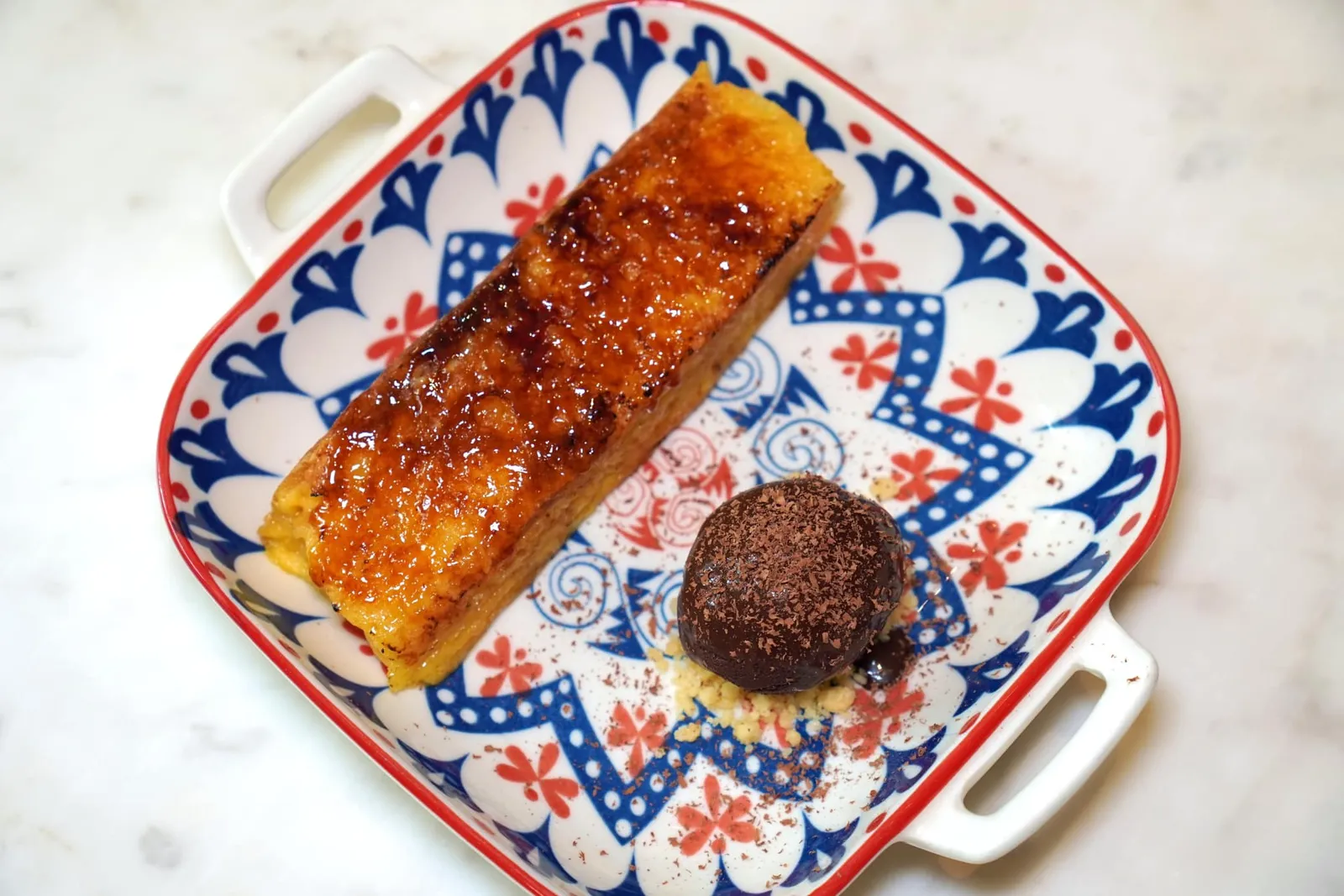 FRENCH TOAST (280++) brioche with valrhona chocolate ice cream ขนมหวานจานแรกคือขนมเฟร้นช์โทสต์ที่มีเนื้อสัมผัสตรงกลางนุ่มละลาย ข้าง ๆ กันคือไอศกรีมช็อกโกแลตและครัมเบิ้ลกรอบ (13/20)