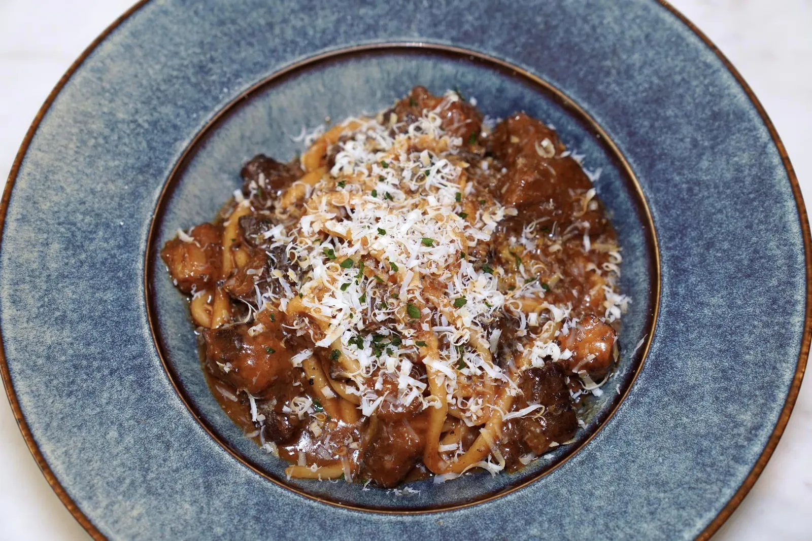 PICI RAGU DI MANZO (590++) pici in beef ragu sauce with Pecorino sardo Pici เป็นหนึ่งในชนิดขอวพาสต้าที่เราชื่นชอบมากที่สุดมีเอกลักษณ์อยู่ที่เส้นยาวหนาซึ่งให้เนื้อสัมผัสที่เคี้ยวหนึบสู้ฟัน เชฟคลุกเคล้ามากับซอส Ragu เนื้อเข้มข้นก่อนจะปรุงรสเค็มนัวด้วยชีสเปอโคริโน่นั่นเอง (13/20)