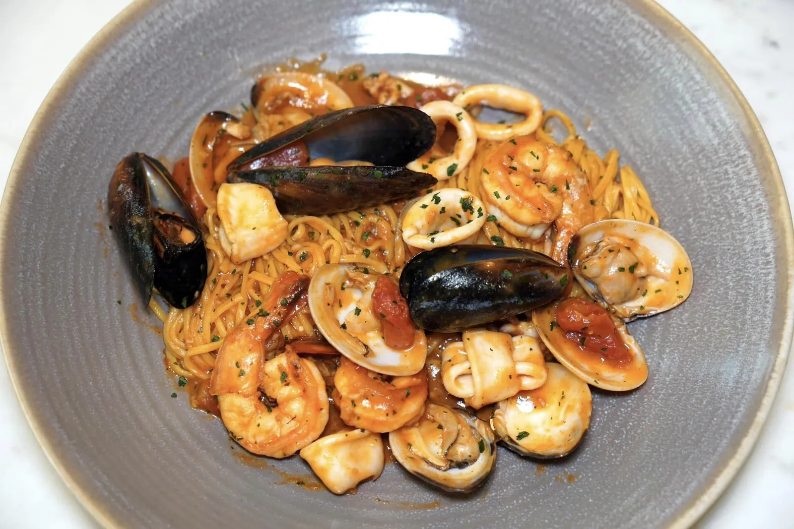 TAGLIOLINI AI FRUITTI DI MARE (580++) tagliolini with seafood in pescatora sauce พาสต้าเส้น Tagliolini คลุกเคล้ามากับซอส Pescatora ที่เตรียมมาจากน้ำสต๊อกปลาและกุ้งเคี่นสจนได้รสชาติที่เข้มข้น นอกจากนี้ยังมีโปรตีนหลักเป็นอาหารทะเลทั้งหอยลาย หอยแมลงภู่ หมึก และกุ้ง (12/20)