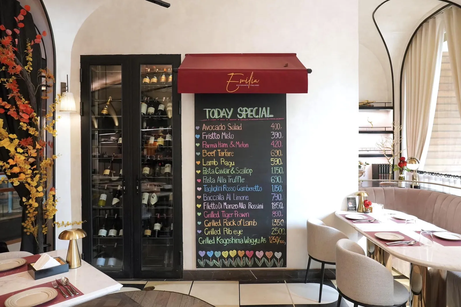 ของว่างเรียกน้ำย่อย (Antipasti) และเมนคอร์ส (Secondi) ล้วนเตรียมออกมาได้ตามมาตรฐานแต่เราขอปักหมุดเลยว่าไฮไลท์ของร้านคือบรรดาพาสต้า (Primi) ที่ทีมเชฟเตรียมกันแบบสด ๆ ทั้งยังได้รับอิทธิพลมาจากแคว้น Emilia-Romagna โดยตรง