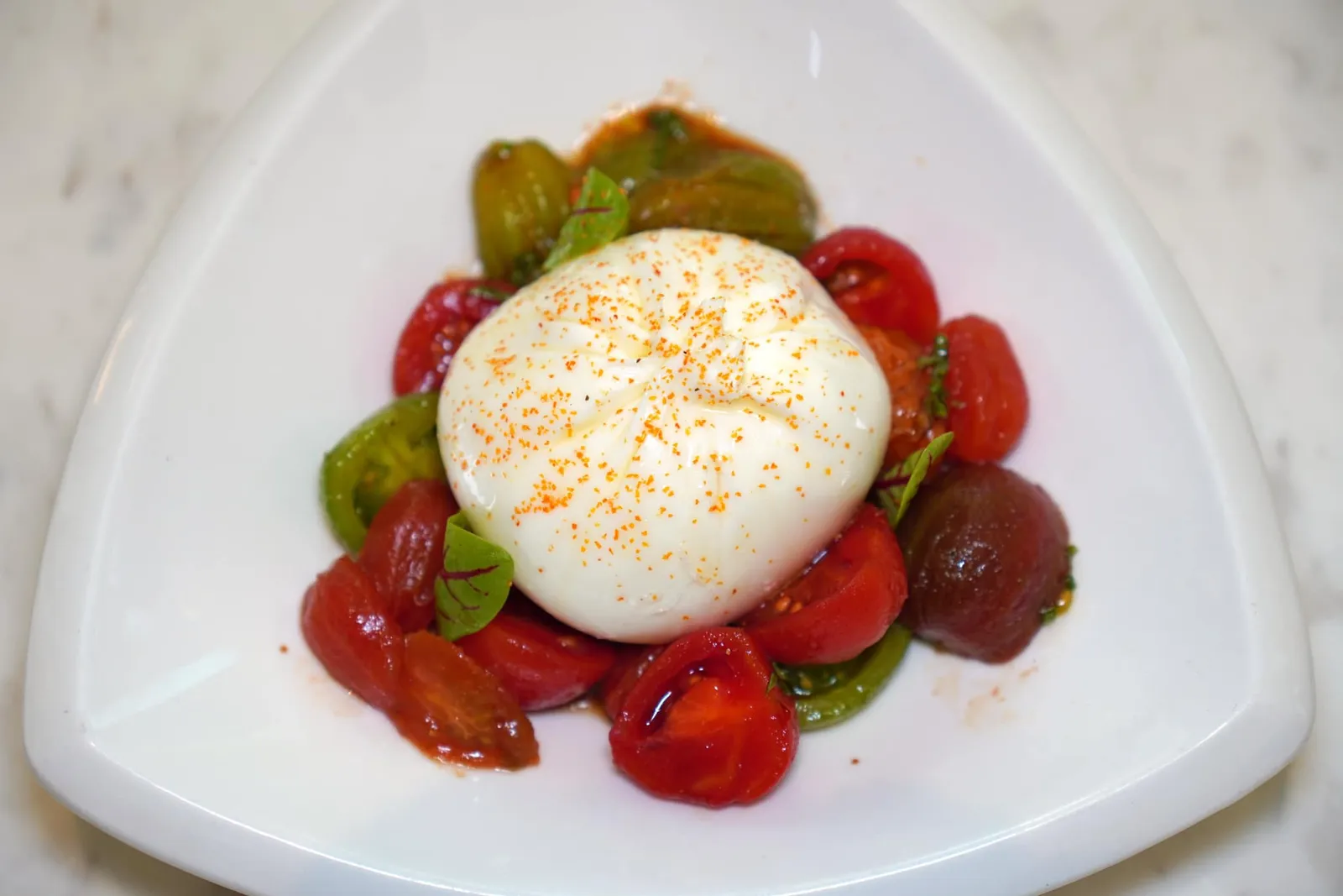 BURRATA CON POMODORINI (390++) burrata cheese with heirloom cherry tomatoes บูราต้าชีสคุณภาพดีให้ความหอมและครีมมี่ที่โดดเด่น รอบ ๆ คือมะเขือเทศแฮร์ลูมสุดอูมามิปรุงแต่งด้วยความเปรี้ยวของบัลซามิคชั้นดี (13/20)