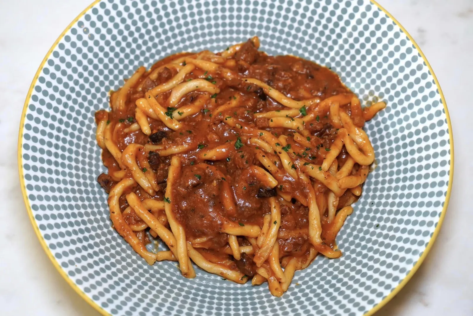STROZZAPRETI ALLA BOLOGNESE (390++) strozzapreti with beef or pork bolognese sauce Strozzapreti เป็นพาสต้าโฮมเมดเส้นอวบอ้วนจากแคว้น Emilia-Romagna มีเนื้อสัมผัสที่โดดเด่นคือความนุ่มหนึบ เคี้ยวสู้ฟัน เข้ากันกับซอสเนื้อ Bolognese รสชาติเข้มข้นได้อย่างลงตัว (13/20)