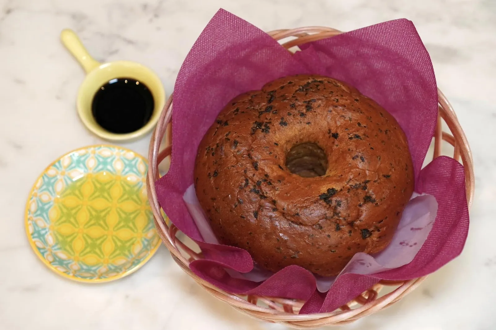 FOCACCIA เริ่มต้นด้วยขนมปัง Focaccia ชิ้นโตเสิร์ฟมากับน้ำมันมะกอกเอ็กซ์ตร้าเวอร์จิ้นแบรนด์ Lorenzo No.5 นอกจากนี้ยังมีน้ำส้มสายชูบัลซามิค Solai di San Giorgio ซึ่งทั้งคู่เป็นวัตถุดิบระดับพรีเมี่ยมสังเกตได้จากรสชาติที่แตกต่างไปจากร้านอาหารทั่วไปชัดเจน