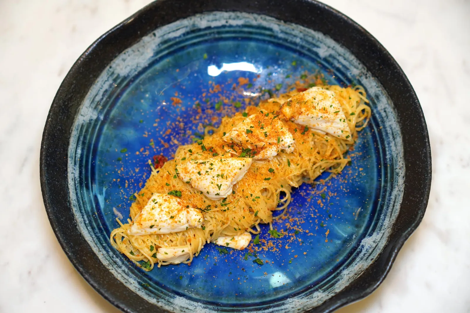 CAPELLI D'ANGELO AGLIO, OLIO E PEPERONCINO (680++) capellini with aop sauce, bottarga and crab meat พาสต้าเส้น Angel Hair เรียวบางให้เนื้อสัมผัสที่คุ้นเคย เชฟคลุกเคล้ามากับน้ำมันมะกอกและกระเทียมหอม ๆ เคล้ากันไปกับความมันที่ได้จากไข่ปลา Bottarga อย่างไรก็ตามปฏิเสธไม่ได้เลยว่าไฮไลท์ของจานคือเนื้อปูชิ้นยักษ์ที่วางท็อปมาด้านบน (13/20)