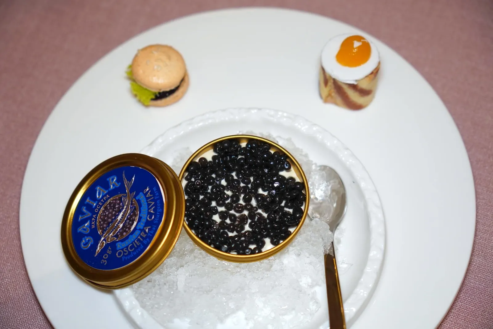 CANAPÉSSelection of petits foursปิดท้ายด้วย Petit Fours ที่เตรียมมาในรูปแบบของ Canapés เริ่มต้นจากคาเวียร์จำลองรสเปรี้ยวที่เตรียมขึ้นมาจากมะนาวรองด้านล่างด้วยมูสน้ำผึ้ง ยังมีแฮมเบอร์เกอร์มาการอง ตรงกลางสอดไส้ด้วยเหล้ารัมและสปองเค้กสีเขียว สุดท้ายคือคลับแซนวิช ด้านในคือโรลกาแฟ ด้านบนคือกะทิและมะม่วงเตรียมมาให้แลดูคล้ายไข่ดาว (14/20)