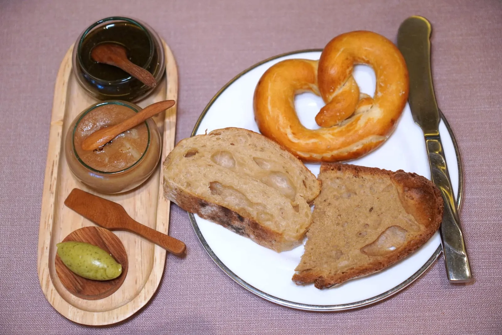 BREAD AND CONDIMENTSขนมปัง 3 อย่างคือ Ciabatta, Pretzel และ Rye & Wheat Bread เสิร์ฟมาคู่กันกับ Verbena Butter, Onion Soup & Doi Pao Cheese และ Squid XO ซึ่งอย่างสุดท้ายมีอโรมาของดีหมึกและรสเค็มเบา ๆ อันเป็นเอกลักษณ์