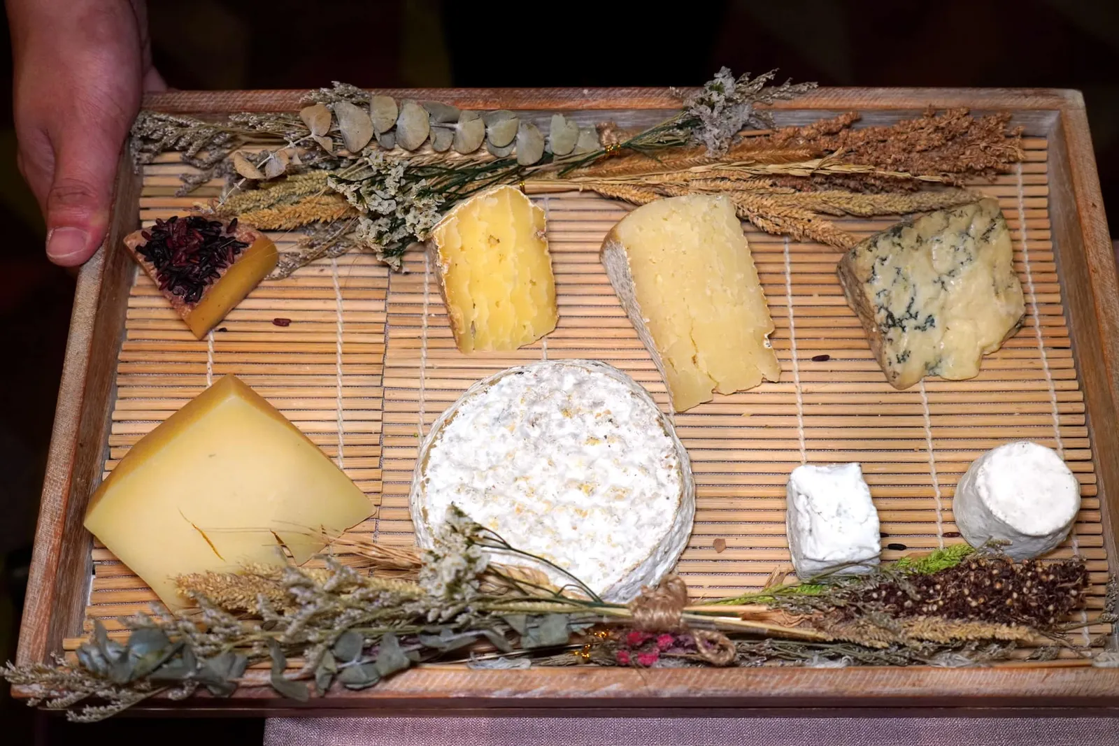 CHEESE SELECTION (350 THB++)คั่นกลางด้วยชีสจากหลากหลายแหล่งในประเทศไทยมีทั้งชีสนมวัวและชีสนมแพะ