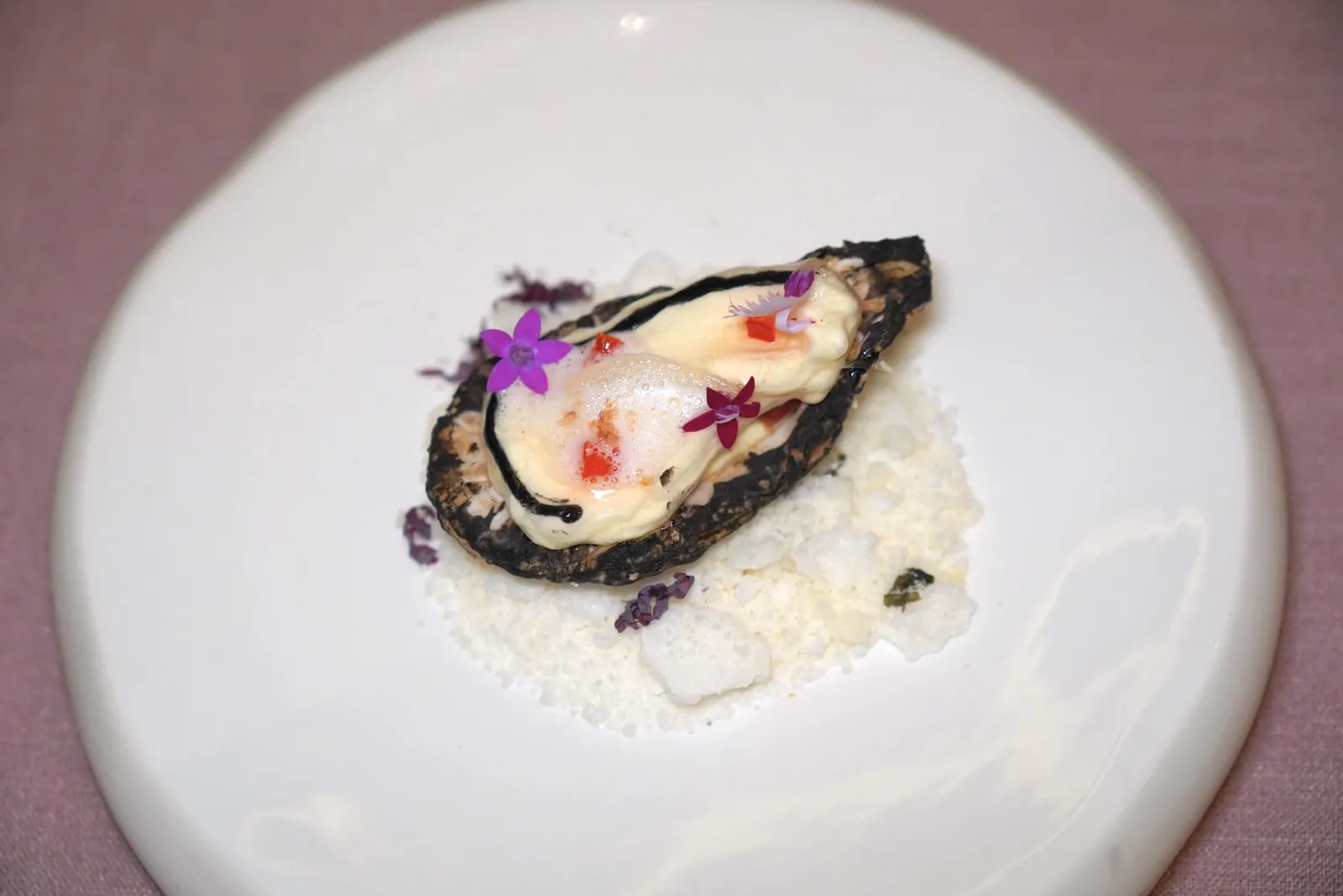 OYSTER PLATTERCrispy shell, shallot, capsicumของหวานในครั้งนี้เชฟเตรียมออกมาเลียนแบบหอยนางรมที่เตรียมมาจากครีมมัสคาโปน ด้านบนท็อปด้วยพริกหวานเชื่อม สตรอว์เบอร์รี่ และหอมแดง รอบ ๆ คือเปลือกหอยปลอมที่เตรียมมาจากแป้งพัฟแพสทรี่สำหรับหยิบรับประทานได้ทั้งชิ้นนั่นเอง (14/20)