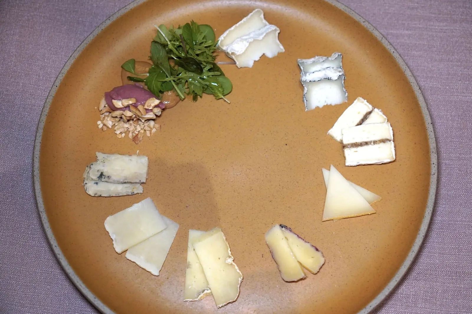 CHEESE SELECTION (350 THB++)พนักงานจะจัดวางเรียงมาให้จากรสชาติเบาไปหาหนัก ข้าง ๆ กันคือรูบาร์บซอร์เบท์คลุกเคล้ากับเมล็ดมะม่วงหิมพานต์