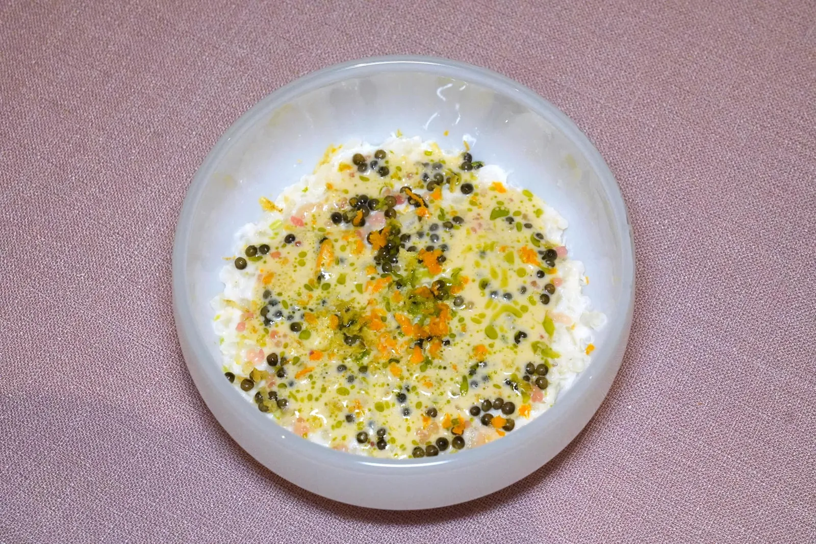 RICE PUDDINGCrab, caviar, citrusอีกหนึ่งจานเซอไพรซ์ที่เชฟล้อกันไปกับคอนเซป Upside Down ของร้านและชื่อเมนูคือ Rice Pudding ที่เชฟเลือกใช้ข้าวอาข่าหุงกับนมและเนื้อปูจนให้เนื้อสัมผัสที่หนึบพอจะแปะติดอยู่ใต้ภาชนะที่ใช้เสิร์ฟ Petit Fours เมื่อพลิกขึ้นมาจะได้อโรมาหอม ๆ ของซิตรัสต่าง ๆ เช่นผิวส้มและผิวมะนาวรวมไปถึงหน่อไม้ฝรั่ง จากนั้นพนักงานจะเทซอสบิสก์ปูและน้ำมันสมุนไพรที่เสิร์ฟมาแบบเย็นลงไปผสานเข้ากันกับคาเวียร์จากอำเภอหัวหินเพิ่มความเค็มเบา ๆ ได้อีกด้วย (15/20)