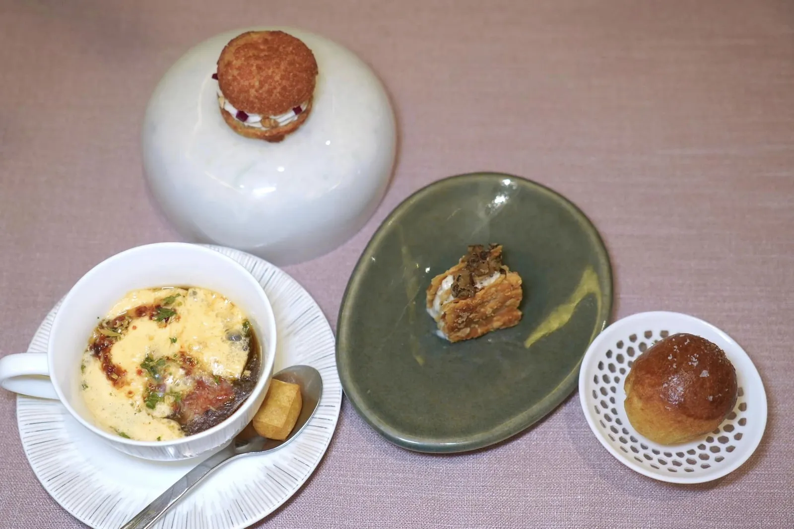 TEA AND PETITS FOURSBouillabaisse consommé, canapésเริ่มต้นมื้ออาหารด้วย Petit Fours เสิร์ฟมา 3 อย่างคือ Brioche ด้านในสอดไส้เนื้อปลา, ไวท์พุดดิ้ง และทรัฟเฟิล ถัดมาคือ Millefeuille ตรงกลางคือทรัฟเฟิลมูสและแก่นตะวันให้ความหอมของทรัฟเฟิลผสานเข้ากันกับความหวานของแก่นตะวันได้อย่างลงตัว สุดท้ายคือ Choux Pastry สอดไส้มูสที่เตรียมมาจากบลูชีสแต่กลับให้อโรมาที่ไม่รุนแรงจนเกินไป เชฟตัดด้วยความเปรี้ยวที่ได้จากบีทรูทเปรี้ยวและเมล็ดมะม่วงหิมพานต์ นอกจากนี้ยังมีชาสูตรพิเศษ องค์ประกอบด้านล่างคือ Rouille ซึ่งประกอบขึ้นจากมันหวาน ไข่แดง ยังมีถุงชาจำลองที่เตรียมมาจากข้าว ด้านในสอดไส้ผักต่าง ๆ และเนื้อปลาเก๋าแดง จากนั้นพนักงานจะเทราดซอสที่มีกลิ่นอายของ Bouillabaisse Consommé รสชาติเบา ๆมีกลิ่นหอมปลาลงไปในจาน (15/20)