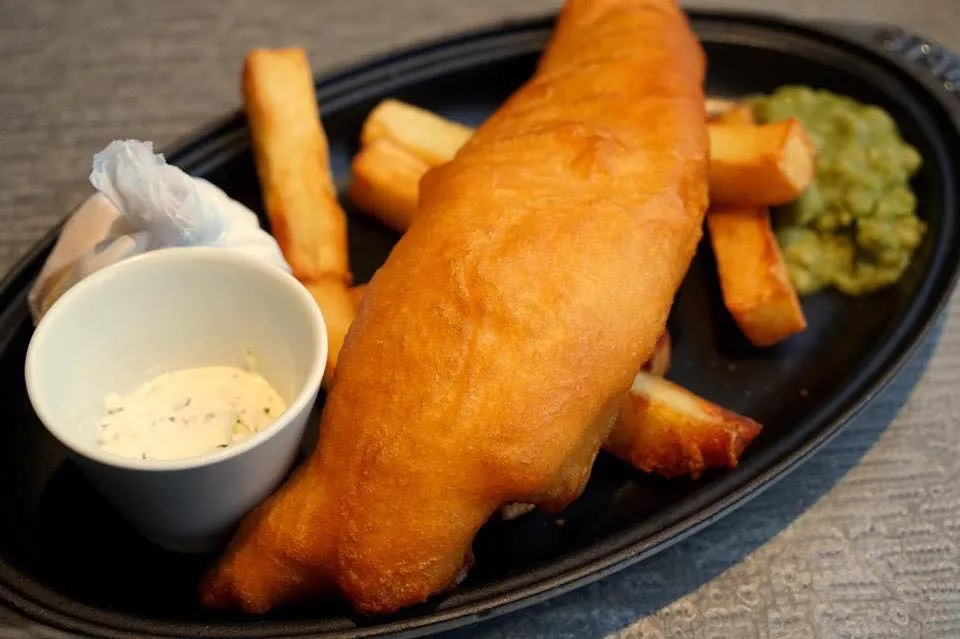 Beer battered fish & chips, mushy peas, tartare sauce (£17) ฟิชแอนด์ชิป อลากอร์ดอน ใช้ปลาเนื้อขาวทั้งตัวชุบเบียร์แล้วทอดจนมีสีเหลืองทอง กรอบนอก นุ่มใน ทานกับเลมอนและถั่ว เฟรนช์ฟรายที่ทอดออกมาได้อร่อยสมกับเป็นเมนูประจำชาติ เป็นเมนูที่ต้องสั่งเวลามาที่นี่ (11/20)