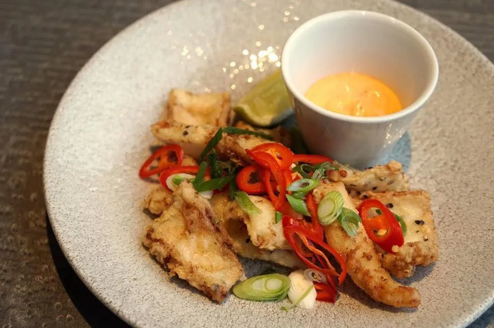 Salt & Sichuan pepper baby squid, chilli & coriander หมึกจานนี้รสชาติดีกว่าหน้าตามาก หมึกตัวเล็กชุบแป้งทอดมาแบบสุกพอดี เนื้อเด้ง นุ่มมาก ปรุงกับเกลือและพริกไทยเสฉวน โรยด้วยผักชี ให้รสชาติออกเอเชีย เป็นอาหารบ้านๆที่อร่อยมาก (14/20)