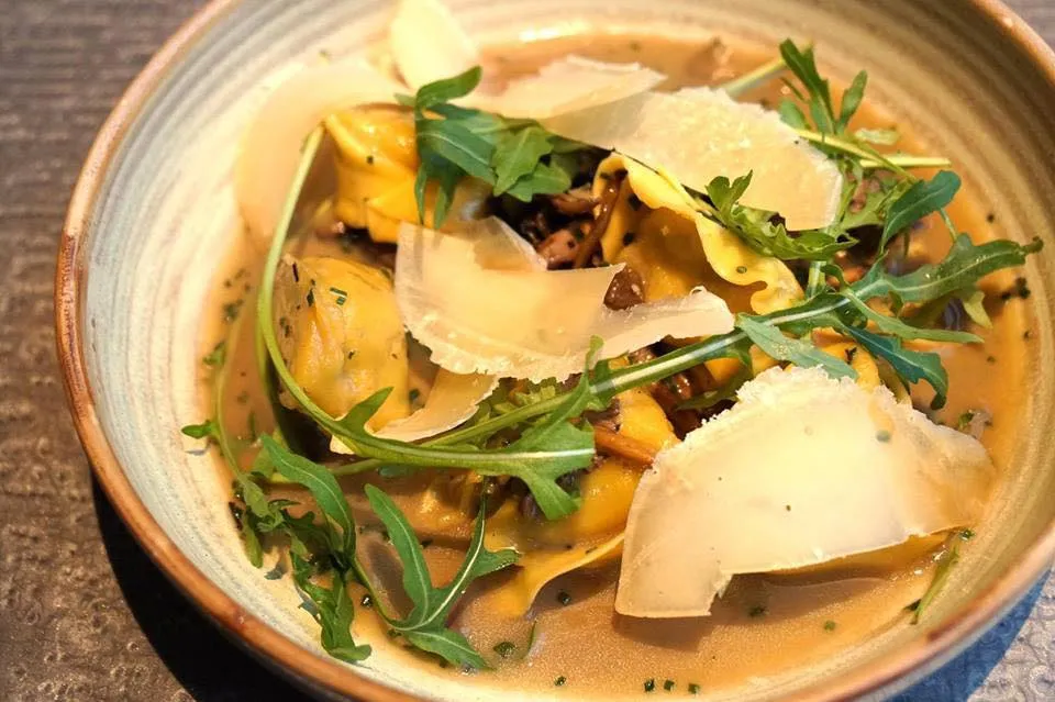 Wild mushroom tortellini, aged parmesan ทอเตลลีนีสอดไส้เห็ด ราดด้วยซอสเห็ดและทอปด้วยชีสพาเมซาน ตัวทอเทลลีนีสุกกำลังดีแบบ Al dente ซอสเห็ดถือว่าอร่อยมากสำหรับเห็ดธรรมดา ตัดกับพาเมซานรสออกเค็มๆได้ดี (15/20)
