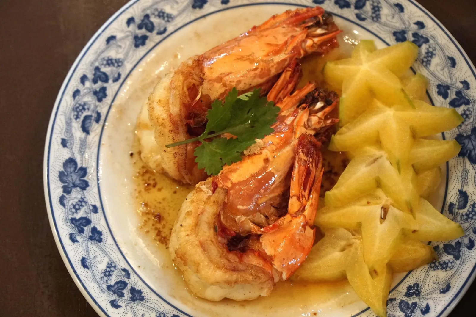 กุ้งกุลาทอดพริกเกลือ (2 ตัว 750, 2200 บาท/กิโลกรัม) กุ้งกุลาดำเป็นๆ ตัวโตๆ เนื้อแน่นๆ ในราคากิโลกรัมละ 2200 บาท สามารถเลือกจำนวนตัวของกุ้งได้ เราเลือกสองตัว นำมาทำเมนูแนะนำของร้านคือ กุ้งกุลาผัดพริกเกลือ ที่ร้านทำกุ้งออกมาดีมาก สุกกำลังดี เนื้อเเน่น แต่ไม่เหนียว ผักกับพริกเกลือ โดยมีรสเค็มนำมาก่อน และมีรสพริกช่วยเพิ่มความอร่อย เข้ากันดี คุ้มค่ากับราคาแน่นอน (13/20)