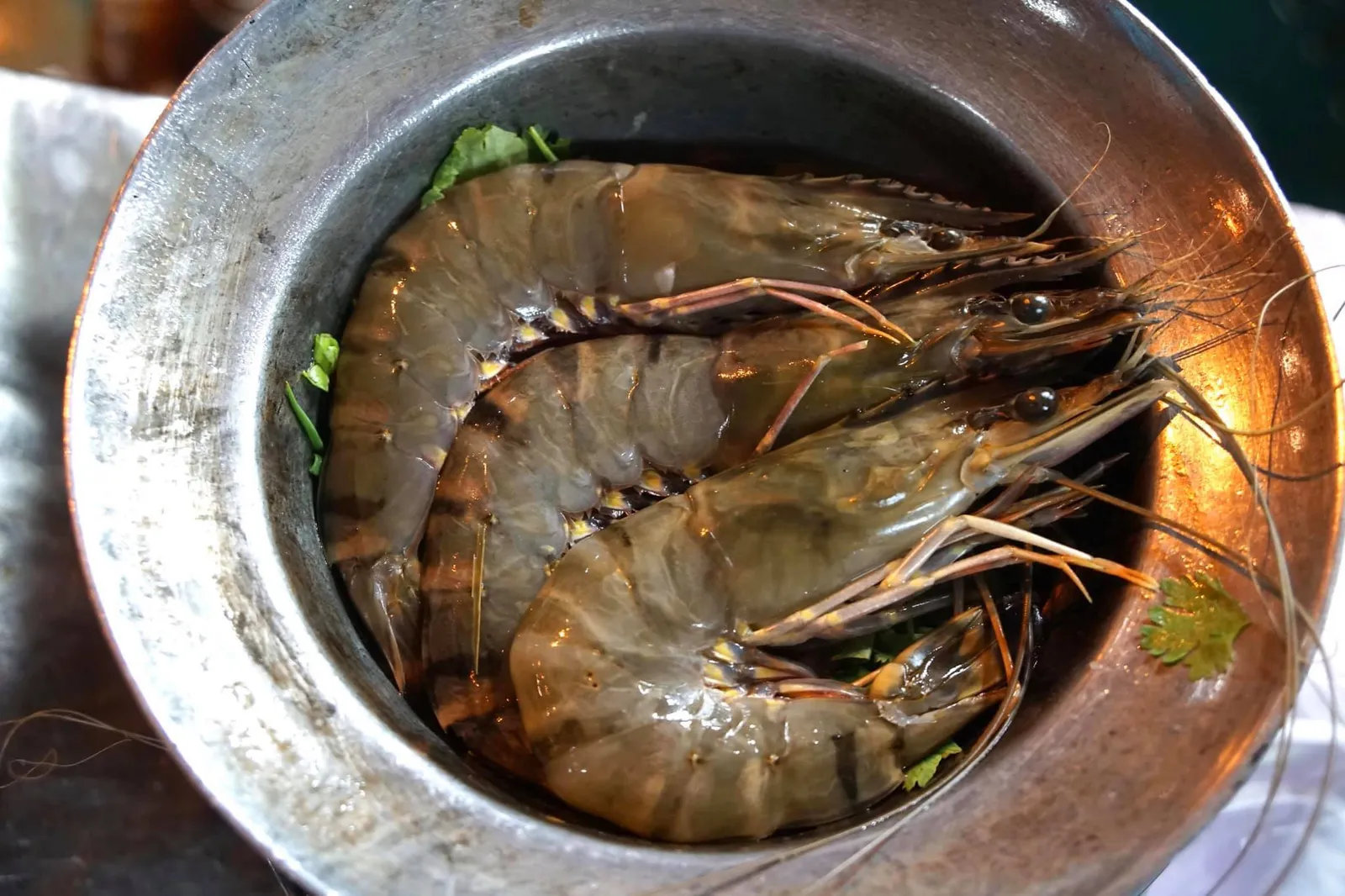กุ้งที่นี่ใช้กุ้งลายเสื้อเนื้อแน่นๆ