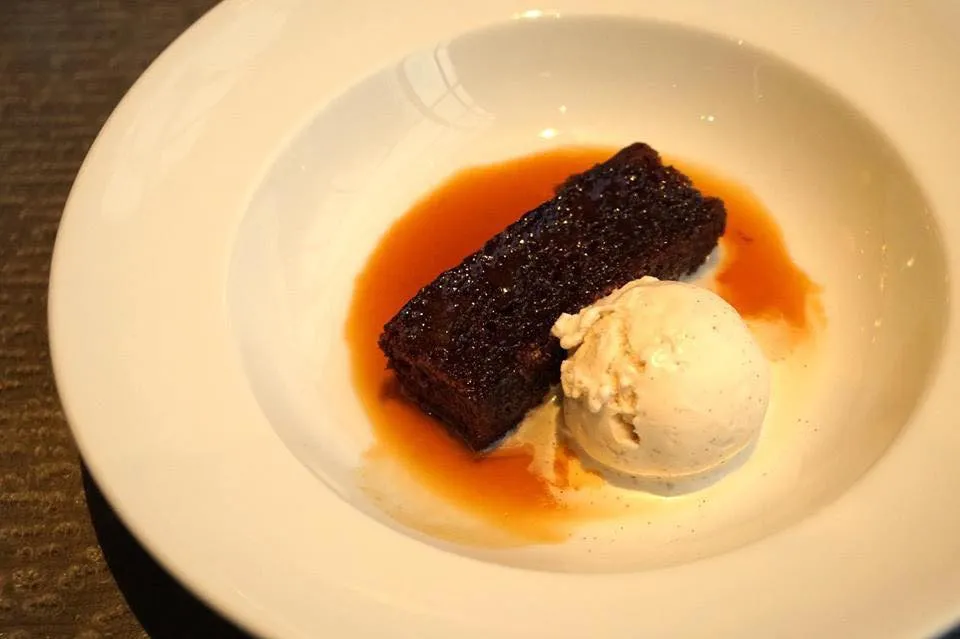 Sticky toffee pudding, vanilla ice cream ขนมพุดดิ้งทอฟฟี่แบบอังกฤษ ทานกับซอสคาราเมลและไอศกรีมวานิลลารสหวาน ถือว่าอร่อยใช้ได้ เเต่ทุกอย่างหวานไปหน่อยไม่มีรสเปรี้ยวมาตัด เหมาะสำหรับคนชอบหวาน (12/20)