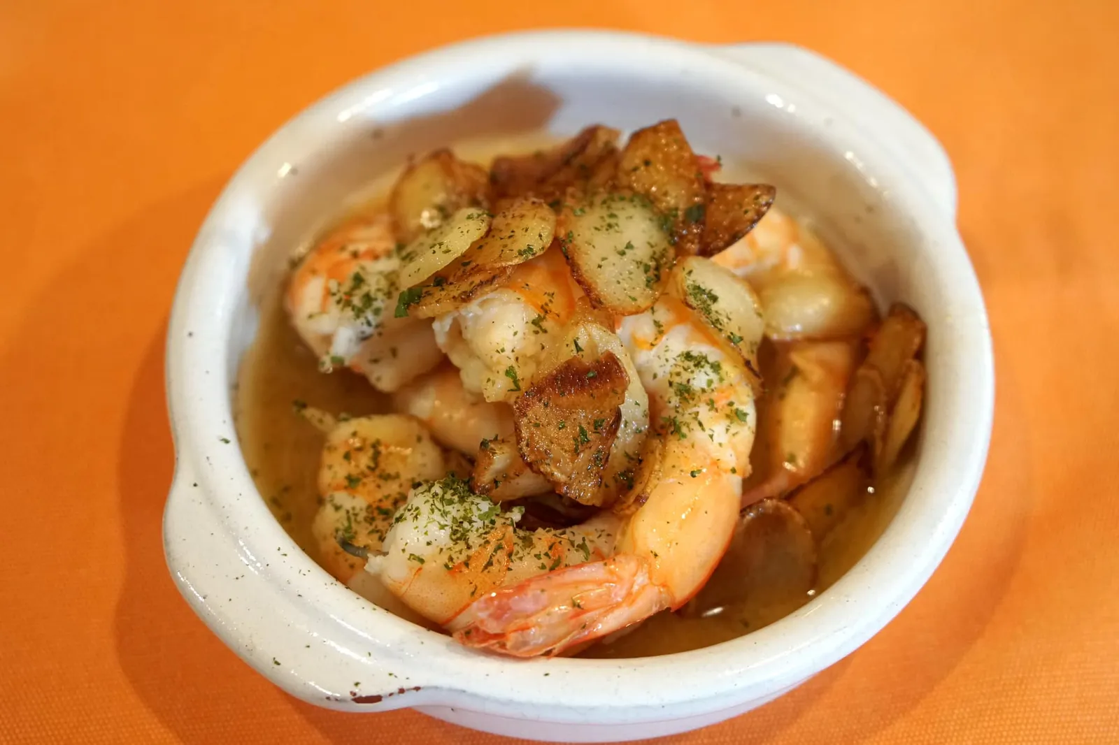 Garlic Prawns (280++) ถัดมาคือกุ้งกัมบัสหรือกุ้งผัดกับกระเทียมมาในชามเซรามิกร้อนๆตามแบบฉบับดั้งเดิม เนื้อกุ้งสุกไปเล็กน้อย กลิ่นกระเทียมและน้ำมันมะกอกหอมมากๆ ถือเป็นจานที่ห้ามพลาดเมื่อไปทานร้านอาหารสเปนทุกร้าน