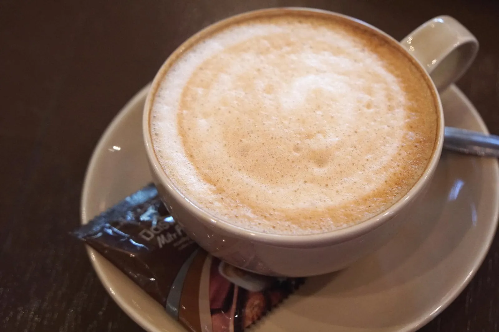 ลาเต้ร้อน (70) กาแฟลาเต้ถือว่ารสดี นุ่มใช้ได้สำหรับราคานี้ (13/20)