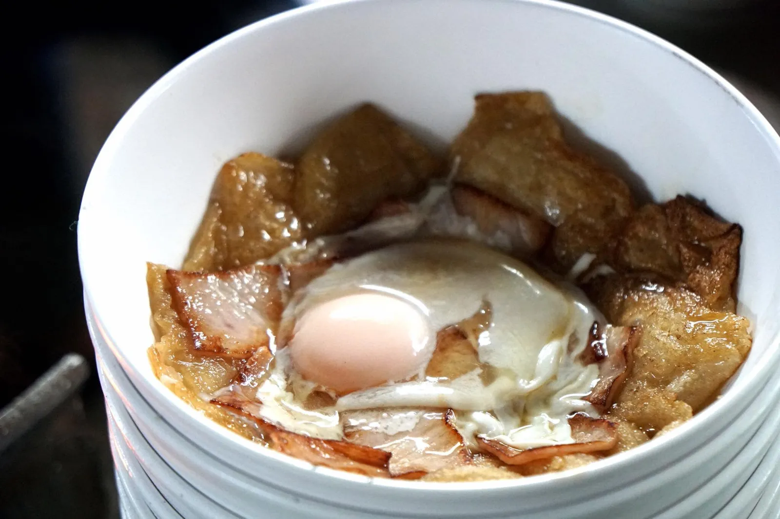 รูปนี้เป็บก๋วยเตี๋ยวอบ ก๋วยเตี๋ยวจะถูกนำไปผัดบนเตาถ่านร้อนจัด