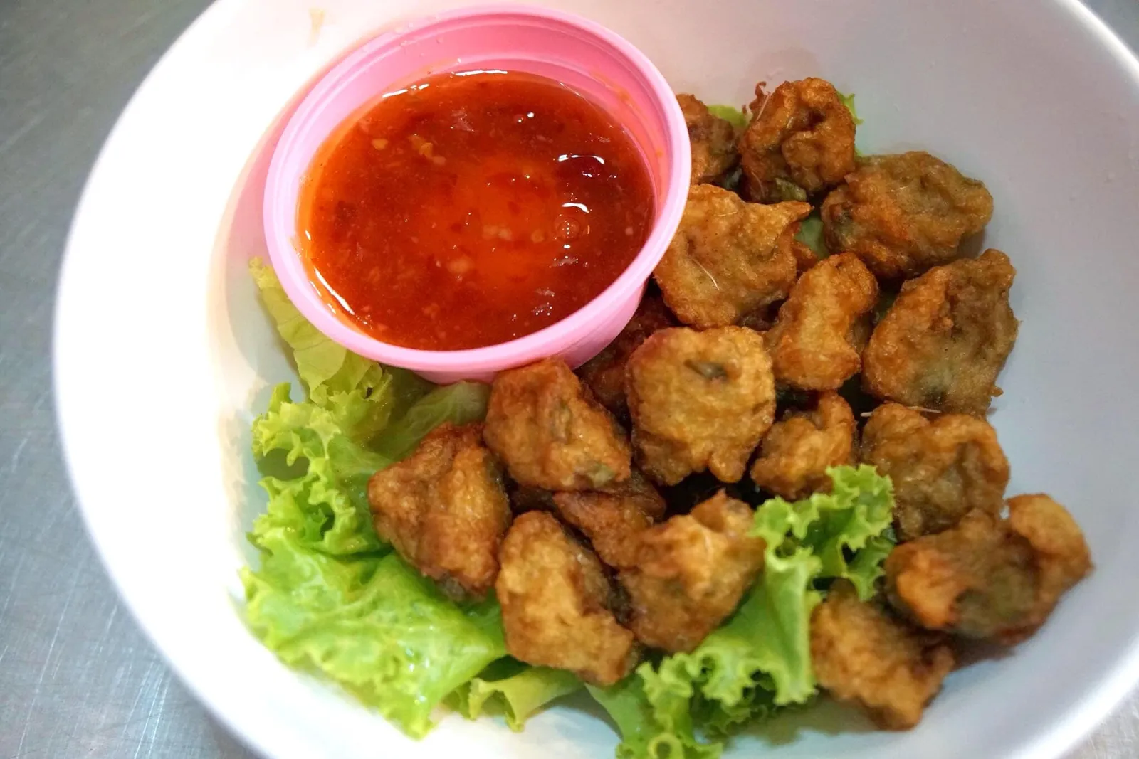 ทอดมัน (50) ทอดมันขนาดจิ๋ว เคี้ยวแบบ one bite กรอบที่หนังข้างนอก เเต่นุ่มที่เนื้อภายใน ไม่อมน้ำมัน เครื่องแกงกลมกล่อมกำลังดี อร่อยไม่เบา (12/20)