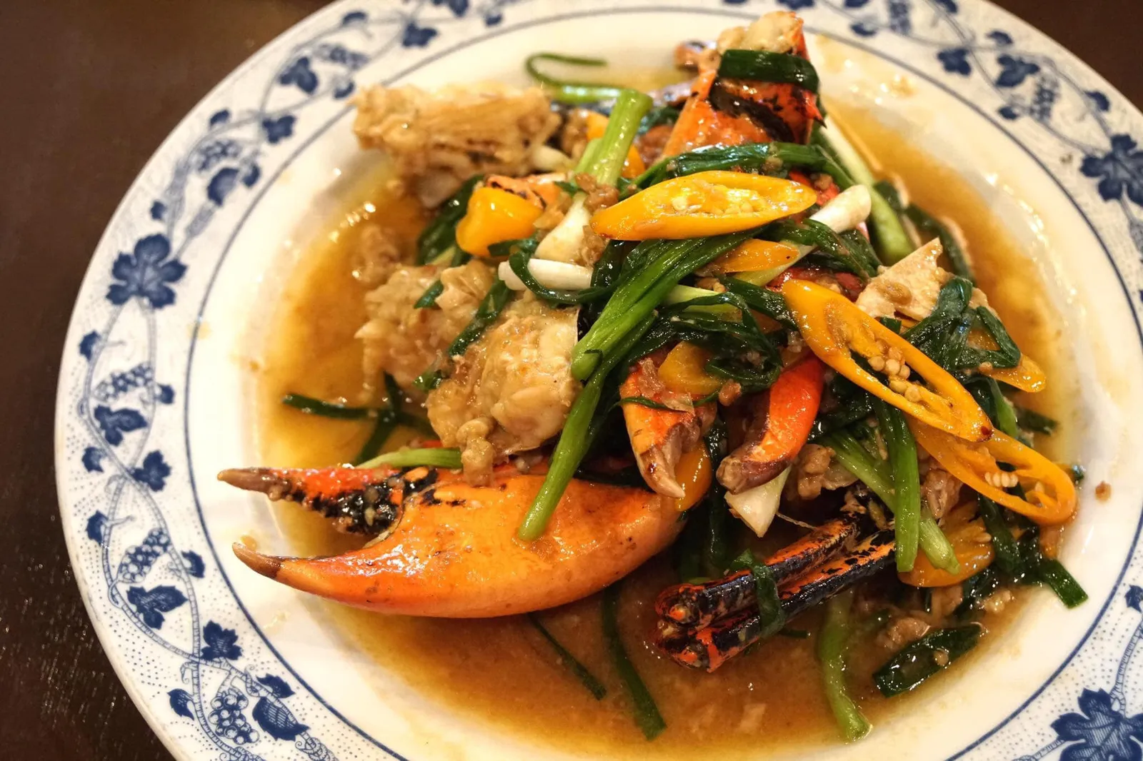 ปูเนื้อผัดต้นหอม (1950, 2200 บาท/กิโลกรัม) ปูเนื้อเป็นๆ ตัวโตๆ ก้ามใหญ่ๆ ผัดกับต้นหอมและซอสรสกลมกล่อม ชูจุดเด่นของจานคือความหวานจากเนื้อปูแท้ๆ มีกลิ่นหอมของของปูทะเล และการปรุงรสอ่อนๆของต้นหอมและพริก ทำให้จานนี้เป็นกนึ่งในจานแนะนำของร้าน สำหรับราคาอาจจะสูงสักนิด แต่หากมองว่าเป็นราคา Net ไม่บวกเพิ่ม จัดว่าไม่แย่จนเกินไปเทียบกับรสชาติที่ได้รับ (13/20)