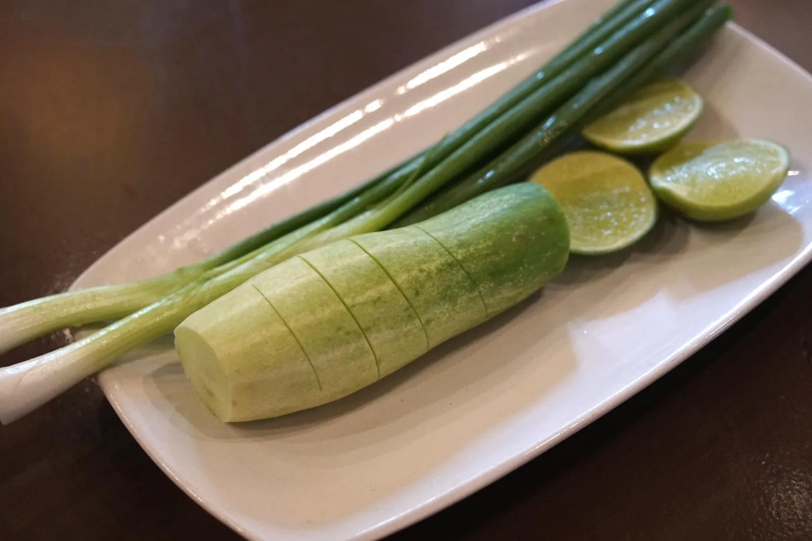 ข้าวผัดปูกลาง (250) ทานกับต้นหอม แตงกวา และมะนาว (13/20)