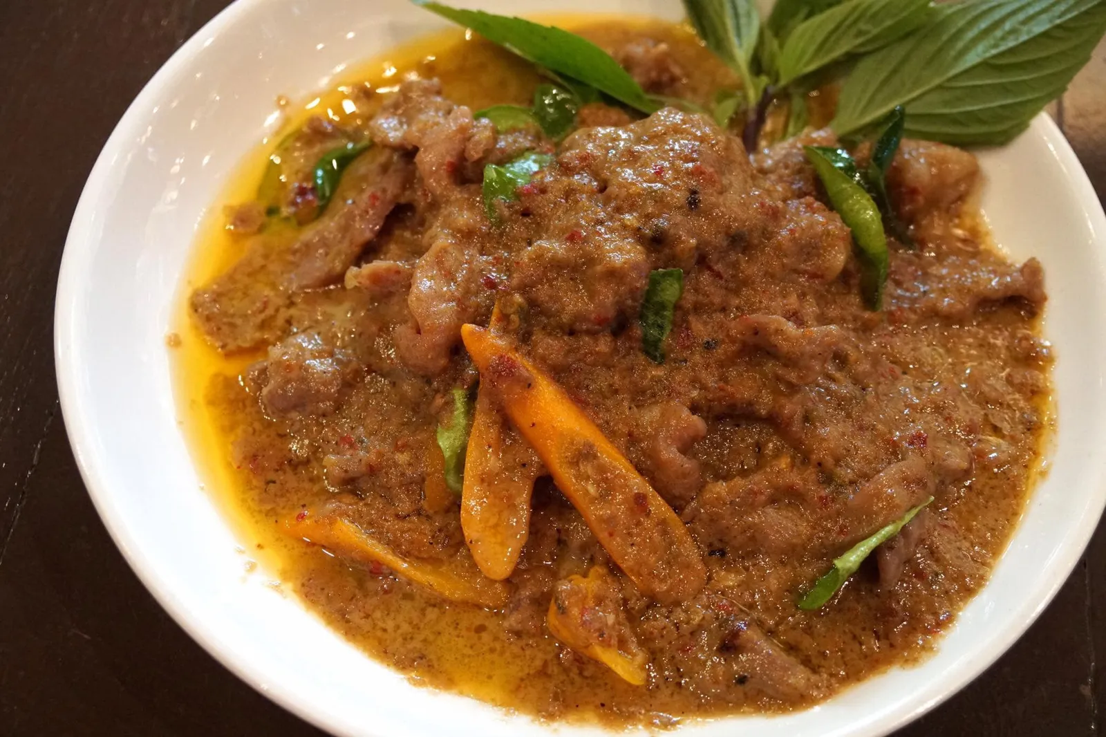 แพนงเนื้อ (350) แกงแพนง เนื้อแกงละเอียด เนื้อสัมผัสนุ่มมาก มีกลิ่นหอมเครื่องแกง รสชาติกลมกล่อม ส่วนเนื้อที่ใช้เป็นเนื้อไทยคุณภาพปานกลาง ถือว่าอร่อยกว่าร้านทั่วๆไปมาก แต่ยังสู้ สวนทิพย์ ร้านอาหารระดับ 1 ดาวมิชลินเช่นกันไม่ได้ (13/20)
