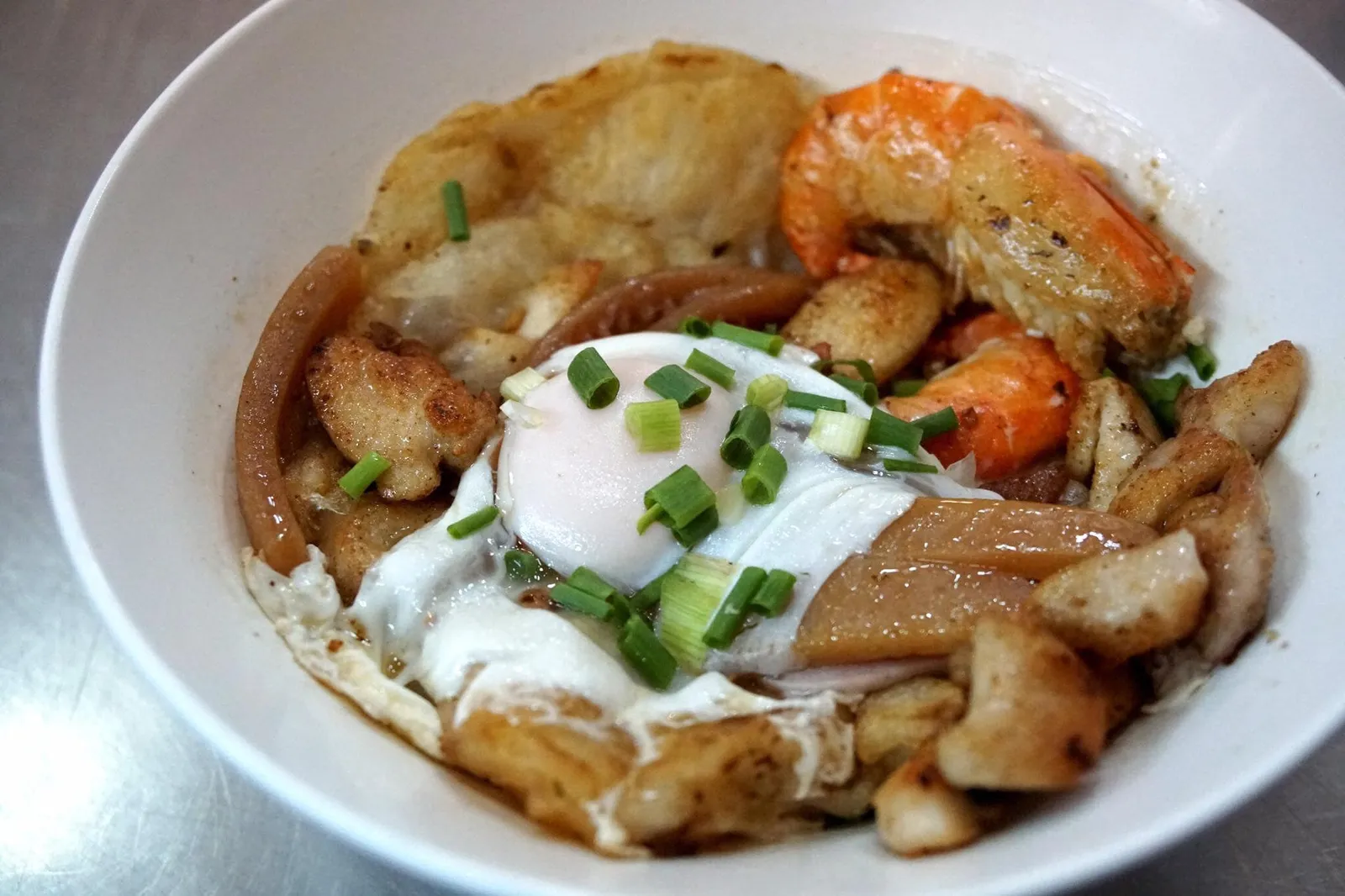 อบรวมมิตรทุกอย่างมีกุ้ง (80) สำหรับก๋วยเตี๋ยวอบจะมีไข่มาให้ด้วย กุ้งทำออกมาได้ดีมากแม้ว่าเนื้อฉ่ำน้อยไปนิด แฮมนุ่ม หอมกลิ่นกระทะ หมึกเคี้ยวเเล้วหนึบแต่ไม่เหนียวเลย อร่อยจริงๆ (12/20)