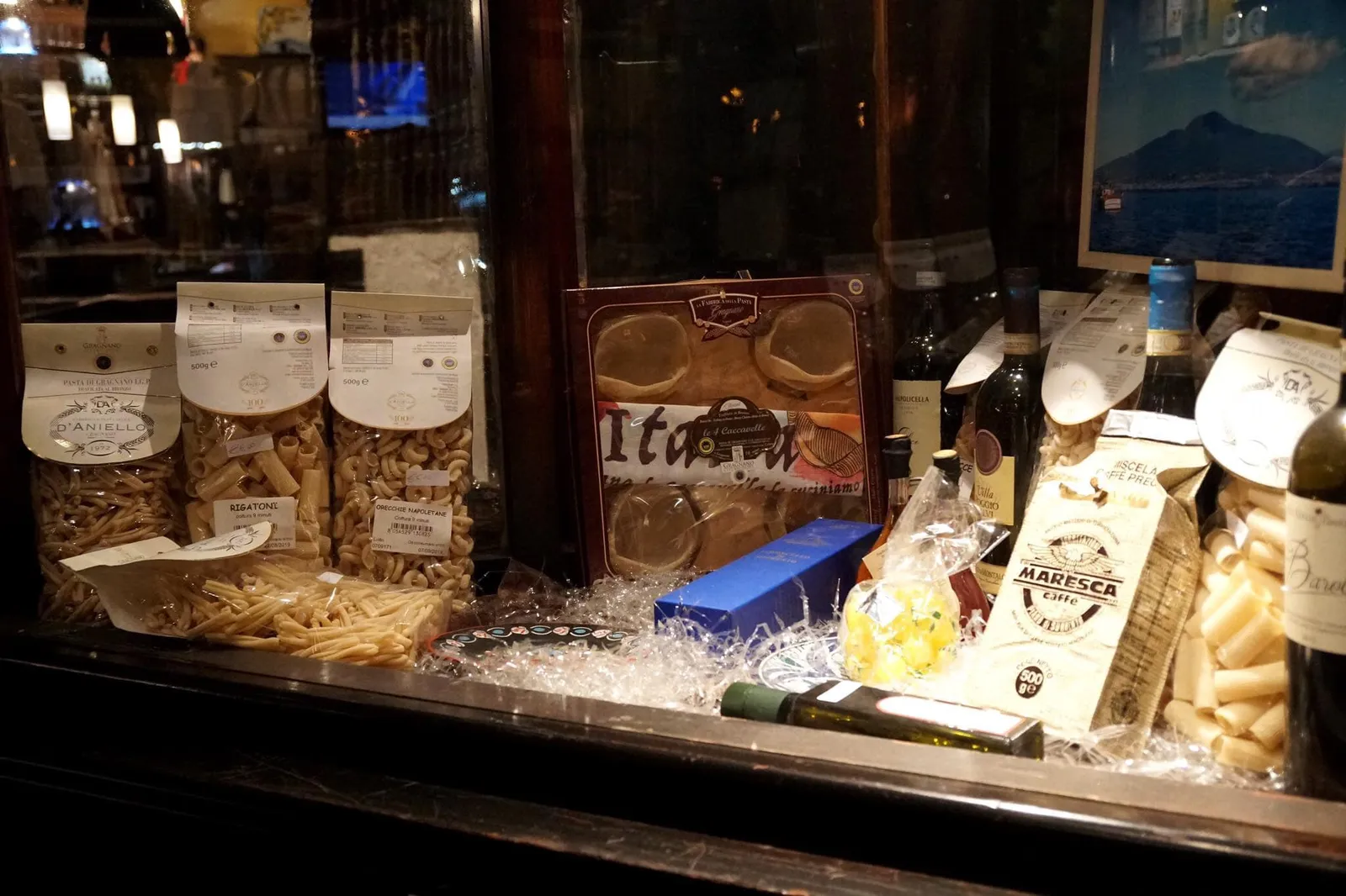 ทางร้านเสิร์ฟอาหารอิตาเลียนพื้นบ้านโดยใช้วัตถุดิบนำเข้าจากอิตาลีโดยตรง