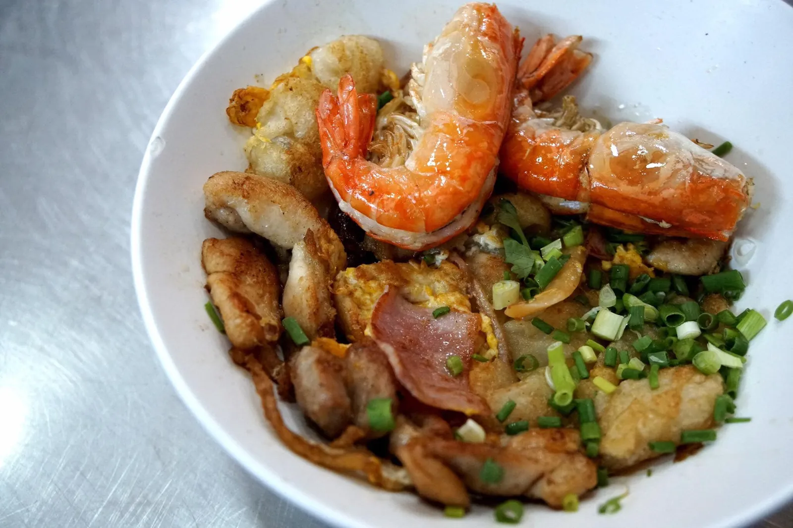 คั่วไก่รวมมิตรทุกอย่างมีกุ้ง (80) สำหรับก๊วยเตี๋ยวคั่วนั้นจะมีจุดเด่นกว่าก๋วยเตี๋ยวอบคือ เส้นจะกรอบมากกว่า ทำให้ตัวเส้นอร่อยมากขึ้นไปอีก เเต่จะไม่มีไข่มาให้ด้วย โปรตีนทุกอย่างดีงามตามท้องเรื่อง (13/20)