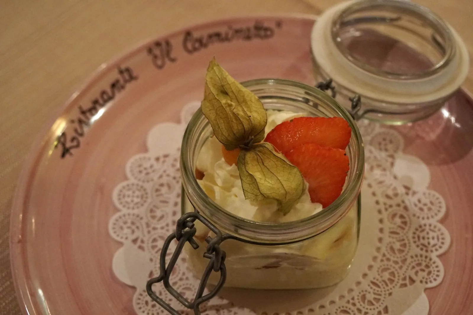 Panna Cotta (4.9 EUR) พานาคอตต้ารสหวานคล้ายนมข้น ทานกับสตรอเบอร์รี่รสหวาน และโทงเทงฝรั่งรสเปรี้ยวตัดรสชาติกันได้ดี (11/20)