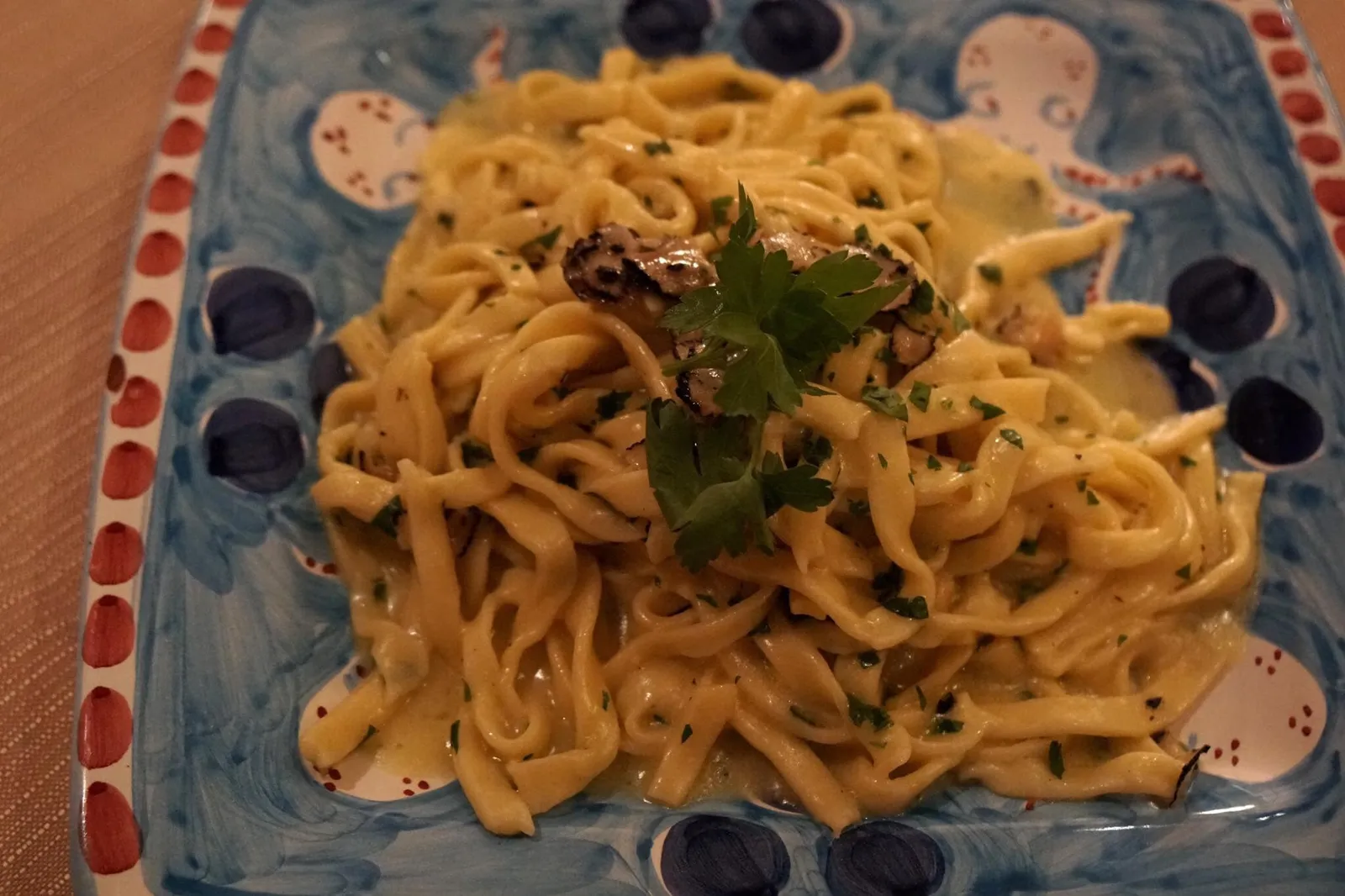 Tagliatelle Tartufo Fresco (17.00 EUR) handmade tagliatelle with truffle เส้นตาเกลียเตลเล่ทำเอง ตัวเส้นนุ่มเกินไปหน่อยยังไม่ค่อย อัล เดนเต้ สักเท่าไหร่ ทาวร้านใส่ทรัฟเฟิลมาด้วย เเต่กลิ่นทรัฟเฟิลไม่ออกเท่าที่ควร โดยรวมถือว่าไม่คุ้มสำหรับราคาระดับนี้ (8/20)