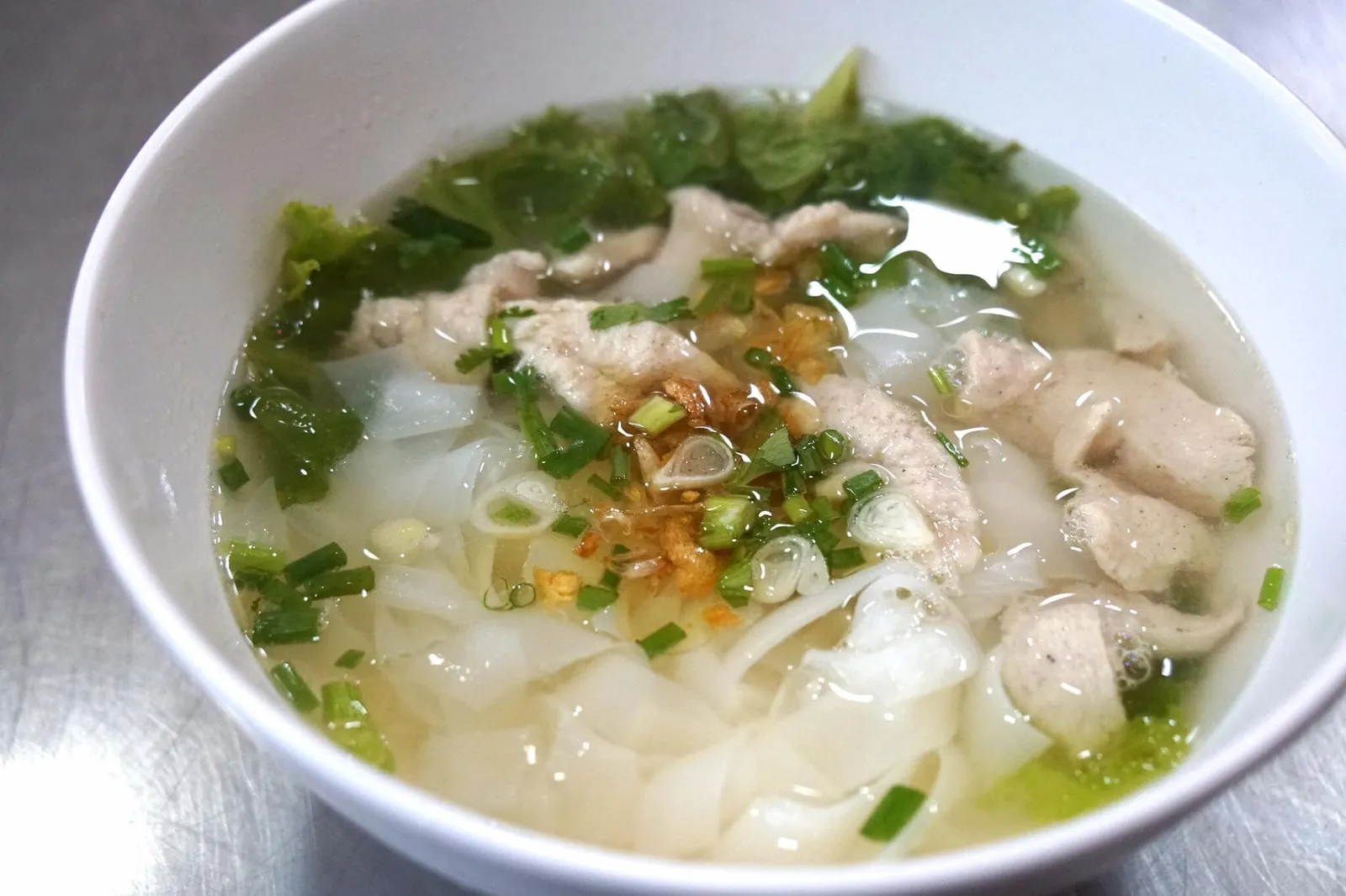 ก๋วยเตี๋ยวน้ำไก่ (50) ก๋วยเตี๋ยวน้ำเส้นเหนียวนุ่ม ไก่นุ่มใช่ได้ เเต่ที่ร้านเลือกไก่ส่วนมันน้อยเนื้อเยอะมา ทำให้ไม่ค่อยตัดเนื้อสัมผัสกันกับเส้น น้ำซุปรสชาติธรรมดาไปหน่อย ไม่เเย่ แต่ไม่ถือว่าเด็ด สำหรับจานนี้พูดแบบตรงไปตรงมาเลยว่าร้านคั่วไก่เป็ดที่อยู่ไม่ไกลกันมากทำออกมาอร่อยกว่านี้ (10/20)