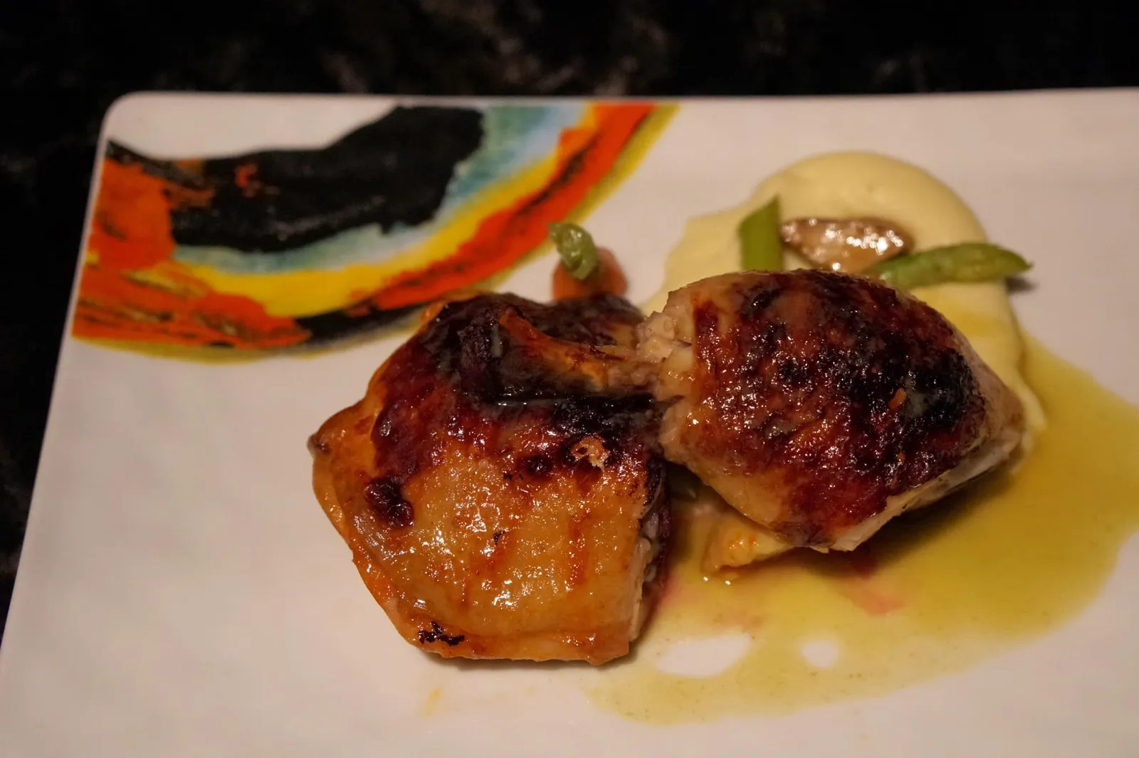 ROASTED JIDORI CHICKEN LEG Free range chicken, slowly roasted, glazed with Yuzu Kosho chili pepper, vegetables ไก่จิโดริเป็นไก่คุณภาพสูงนำเข้าจากประเทศญี่ปุ่น ย่างด้วยไฟอ่อนๆจนสุก แต่ข้างในยังมีเนื้อนุ่ม ทาผิวด้วยพริกไทยยูซู โกโชแบบญี่ปุ่น ทานกับผักเคียง มันฝรั่งบดเนื้อเนียน หอมด้วย อร่อยด้วย (12/20)