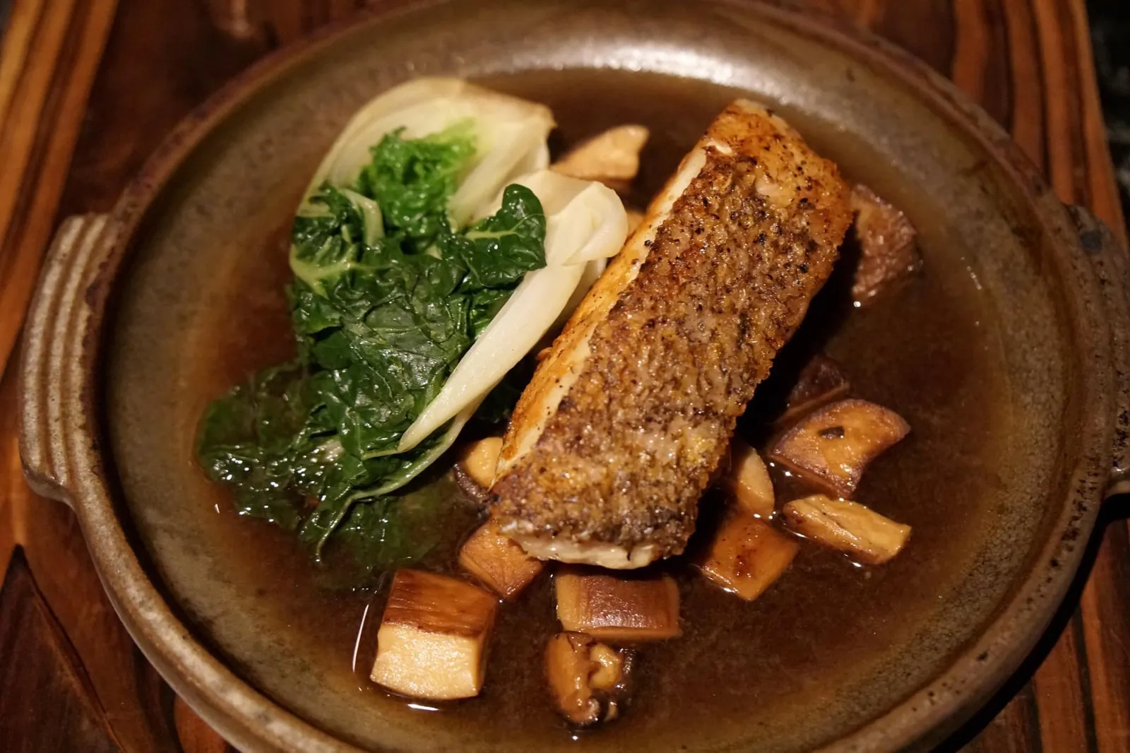 STEAMED RED GROUPER Fresh Red Grouper, fermented black bean sauce ปลาเก๋าเเดงสดๆแล่มาเป็นฟิเลท์ ย่างมาเนื้อนุ่มพอใช้ ทานกับผักเคียง เห็ด ราดด้วยซอสถั่วดำหมักรสเปรี้ยวหวาน ส่วนตัวคิดว่าตัวซอสรสอยู่ในเกณฑ์พอใช้ เเต่ยังไม่กลมกล่อมมากนัก (11/20)