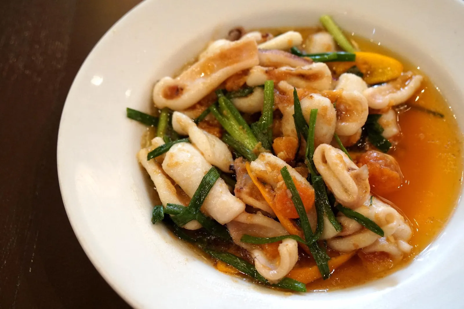 ปลาหมึกผัดไข่เค็ม (250) เนื้อหมึกเด้ง นุ่ม สุกกำลังดี ผัดกับไข่เค็มจนเข้ากัน รสชาติอาจยังสู่ร้านไผ่ ร้านย่านมหาชัยระดับมิชลิน เพลทอีกร้านที่ขึ้นชื่อเมนูนี้โดยเฉพาะไม่ได้ อย่างไรก็ตามก็ยังแนะนำให้ลองสั่งเมนูนี้มาทานหากได้เเวะมาที่นี่ เพราะรสชาติดีกว่ามาตรฐานร้านทั่วๆไปมาก ทานได้อร่อยเลย (12/20)